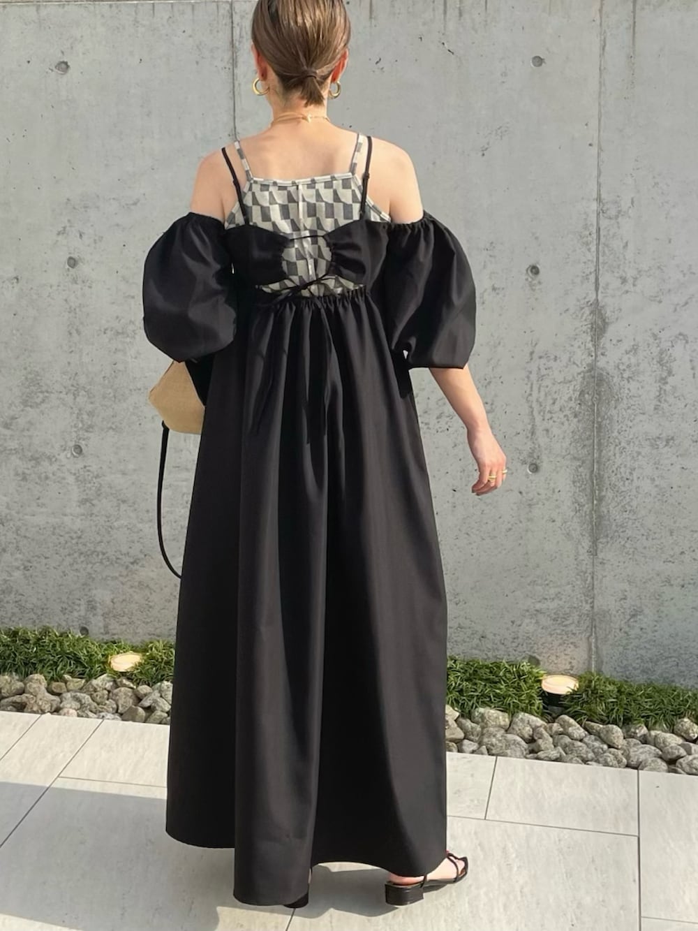 「オフショルダー、オフショルワンピース、Stylevoice for xxx、ワンピース、おでかけコーデ、ブラックコーデ、大人女子、Tストラップサンダル、EVOL(EVOL)、サンダル、夏コーデ、バックシャン、ロングワンピース、STYLEVOICE、Kastane」｜「Stylevoice for xxxのオフショルボリュームスリーブワンピース（ワンピース、ブラック系）」を使った、MISATO さん（レディース・161cm）の春コーディネートの3枚目の写真