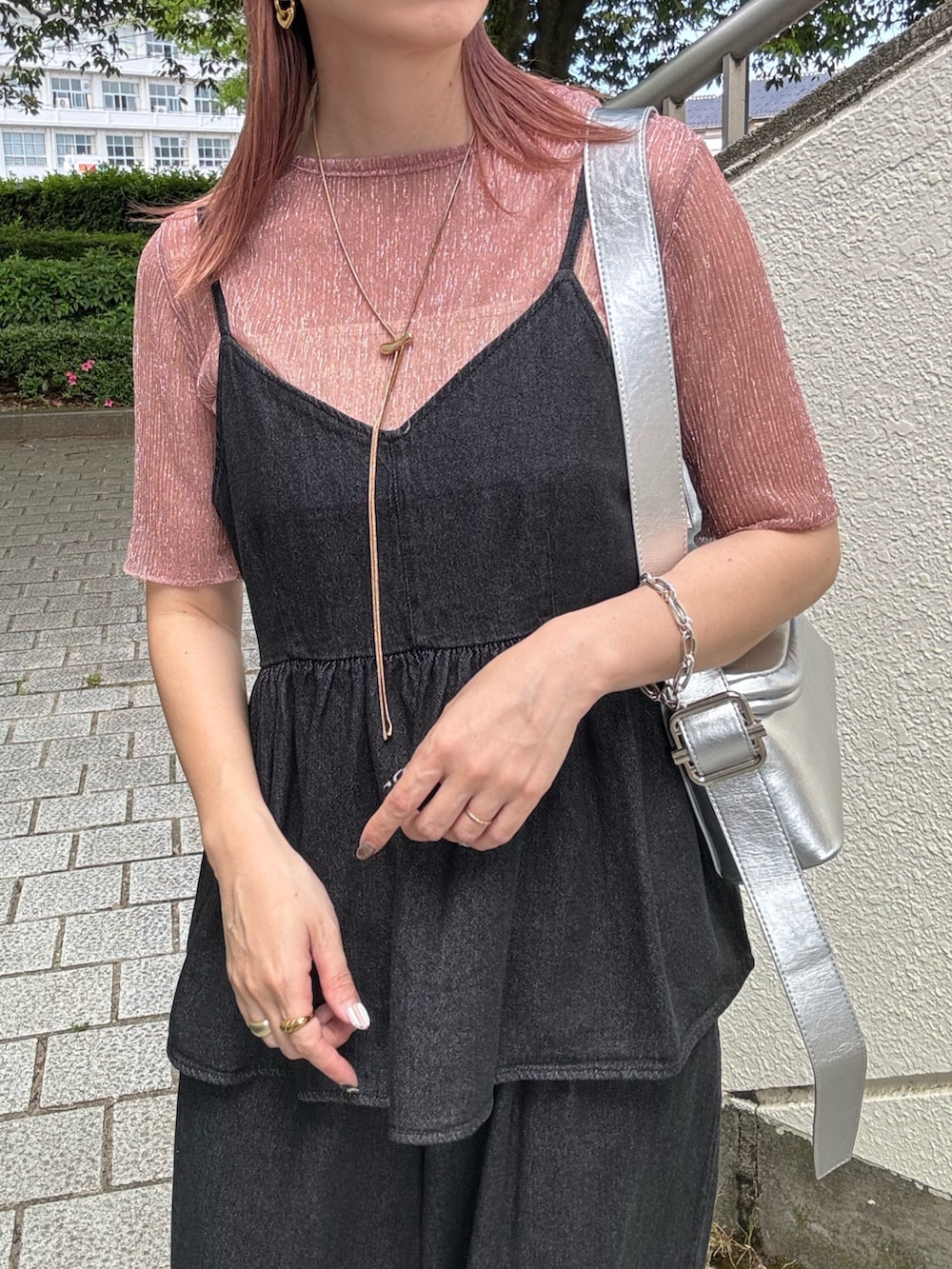ブラック系のキャミソール、ブラック系のデニムパンツ、シルバー系のサンダルを着用したレディースの夏コーディネートの4枚目の写真