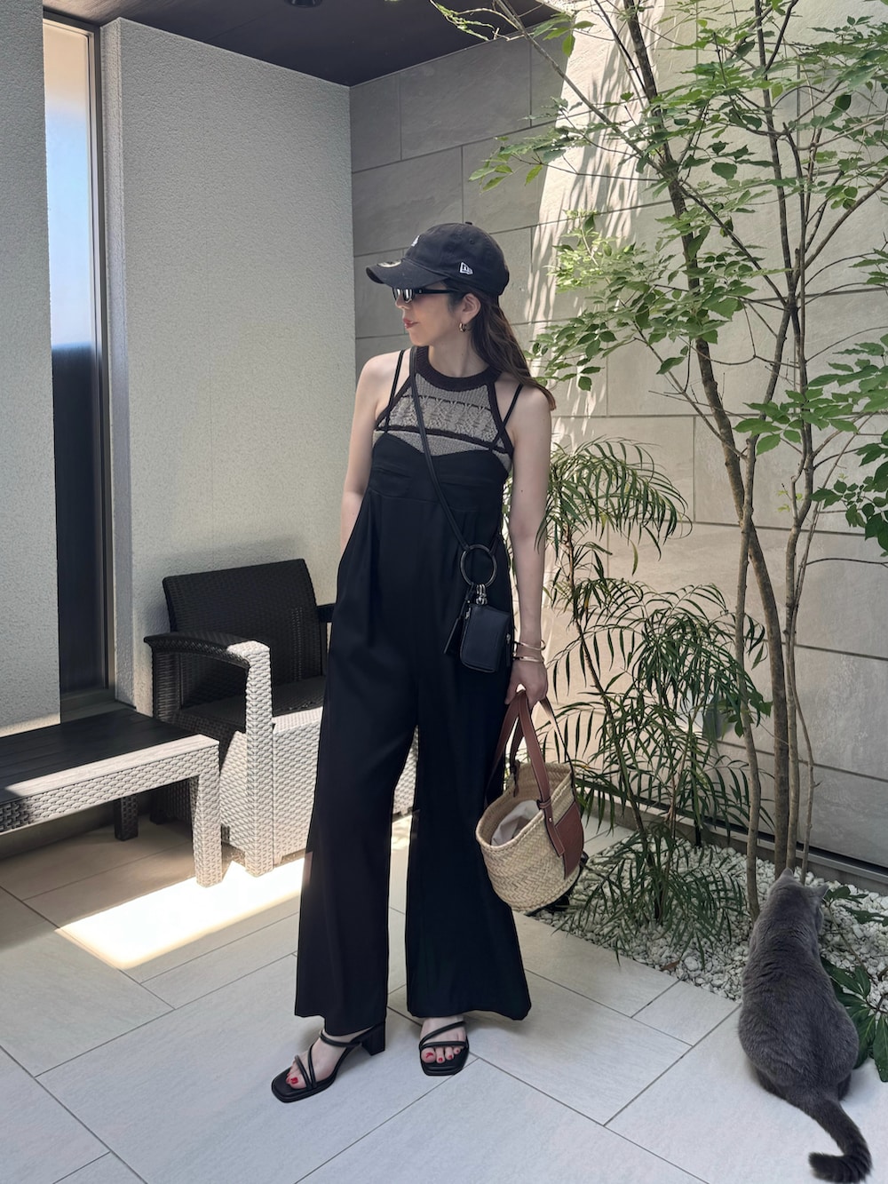 グリーン系のタンクトップ、ブラック系のサロペット/オーバーオール、ブラック系のサンダルを着用したレディースの夏コーディネートの2枚目の写真