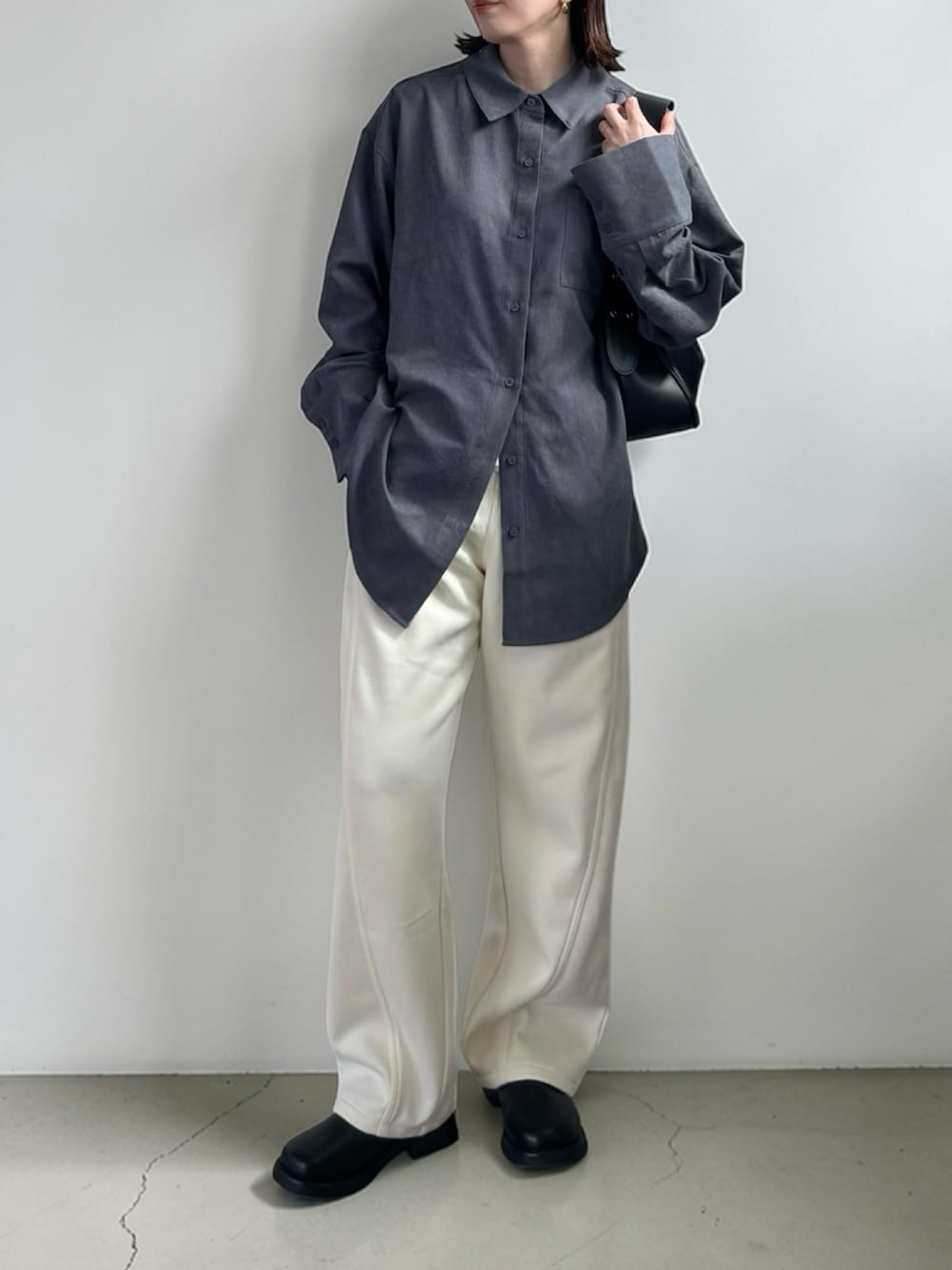 ホワイト系のスウェットパンツ、グレー系のシャツ/ブラウス、ブラック系のハンドバッグを着用したレディースの春コーディネートの4枚目の写真