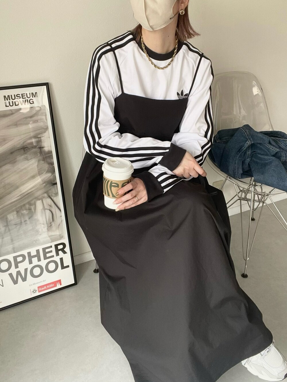 ブラック系のワンピース、ホワイト系のTシャツ/カットソー、グレー系のスニーカーを着用したレディースの春コーディネートの4枚目の写真