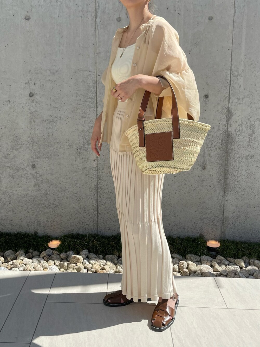 ホワイト系のシャツ/ブラウス、ホワイト系のスカート、ブラウン系のトートバッグを着用したレディースの夏コーディネートの2枚目の写真