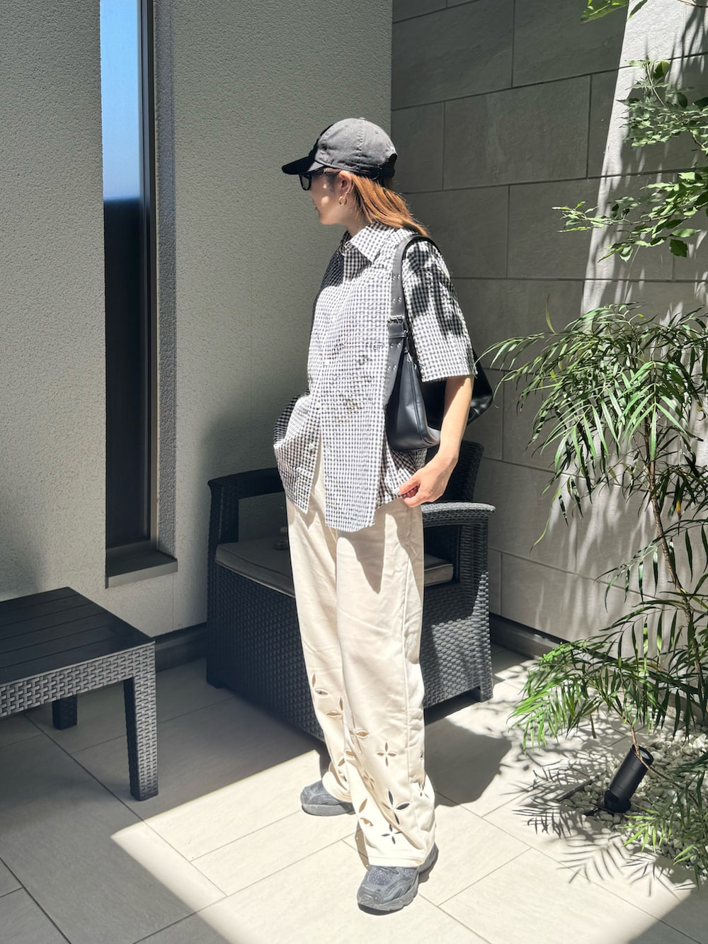 ホワイト系のスウェットパンツ、その他のシャツ/ブラウス、ブラック系のハンドバッグを着用したレディースの夏コーディネートの5枚目の写真