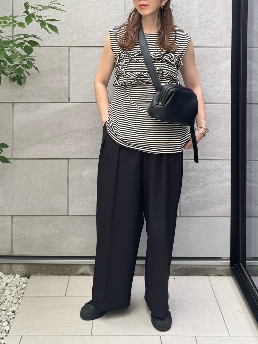 ブラック系のTシャツ/カットソー、ブラック系のスニーカー、ブラック系のその他パンツを着用したレディースの夏コーディネートの4枚目の写真