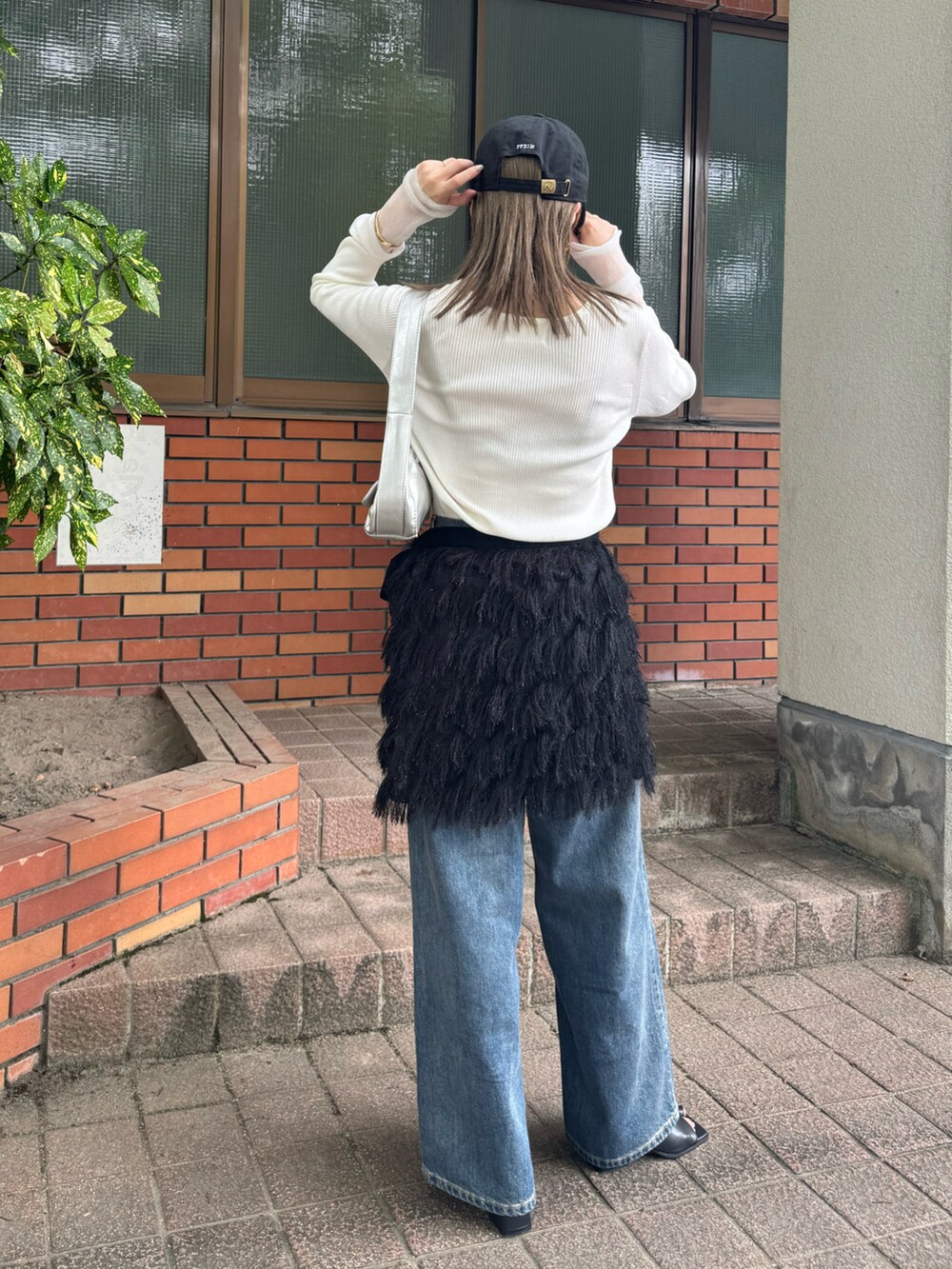 ブラック系のスカート、ブルー系のデニムパンツ、ホワイト系のTシャツ/カットソーを着用したレディースの夏コーディネートの5枚目の写真