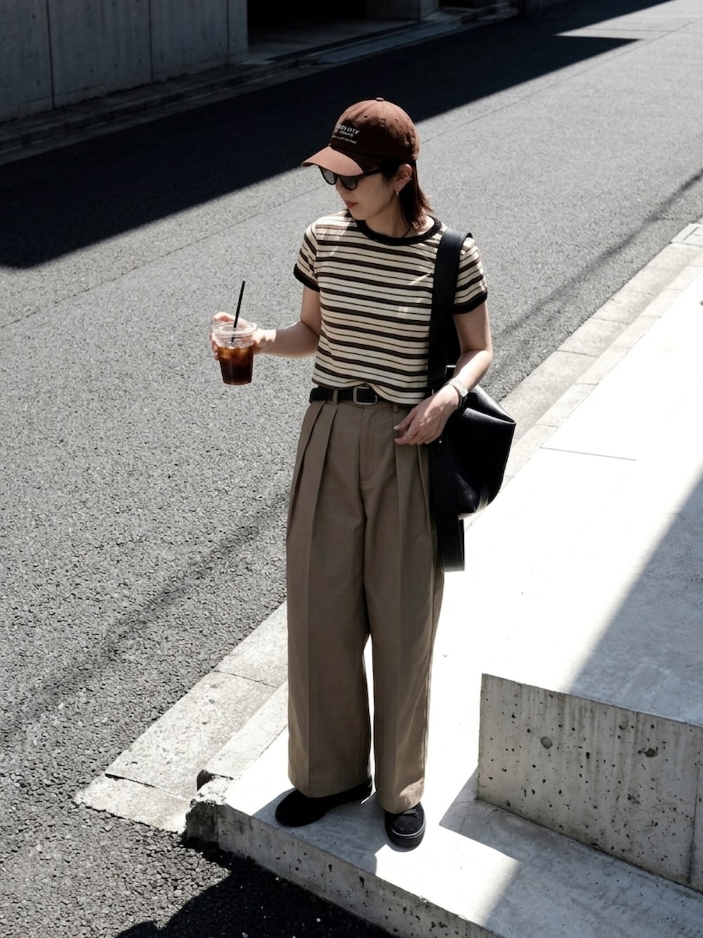 ブラック系のスニーカーを着用したレディースの夏コーディネートの3枚目の写真
