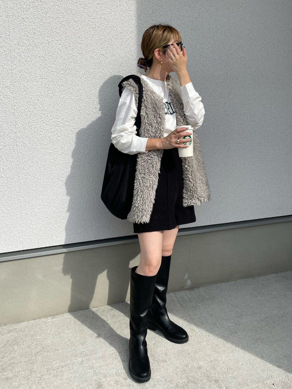 ホワイト系のTシャツ/カットソー、ブラック系のショルダーバッグ、ブラック系のその他パンツを着用したレディースの秋コーディネートの3枚目の写真