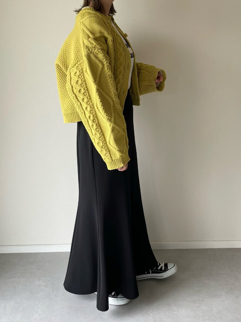 ホワイト系のTシャツ/カットソー、ブラック系のショルダーバッグ、ブラック系のスカートを着用したレディースの夏コーディネートの2枚目の写真