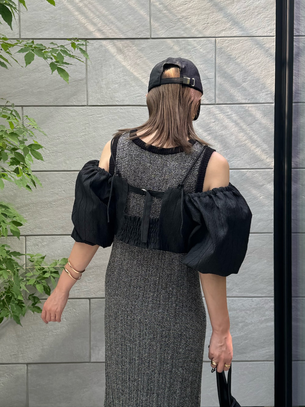 ブラック系のワンピース、ブラック系のシャツ/ブラウス、ブラック系のハンドバッグを着用したレディースの夏コーディネートの5枚目の写真
