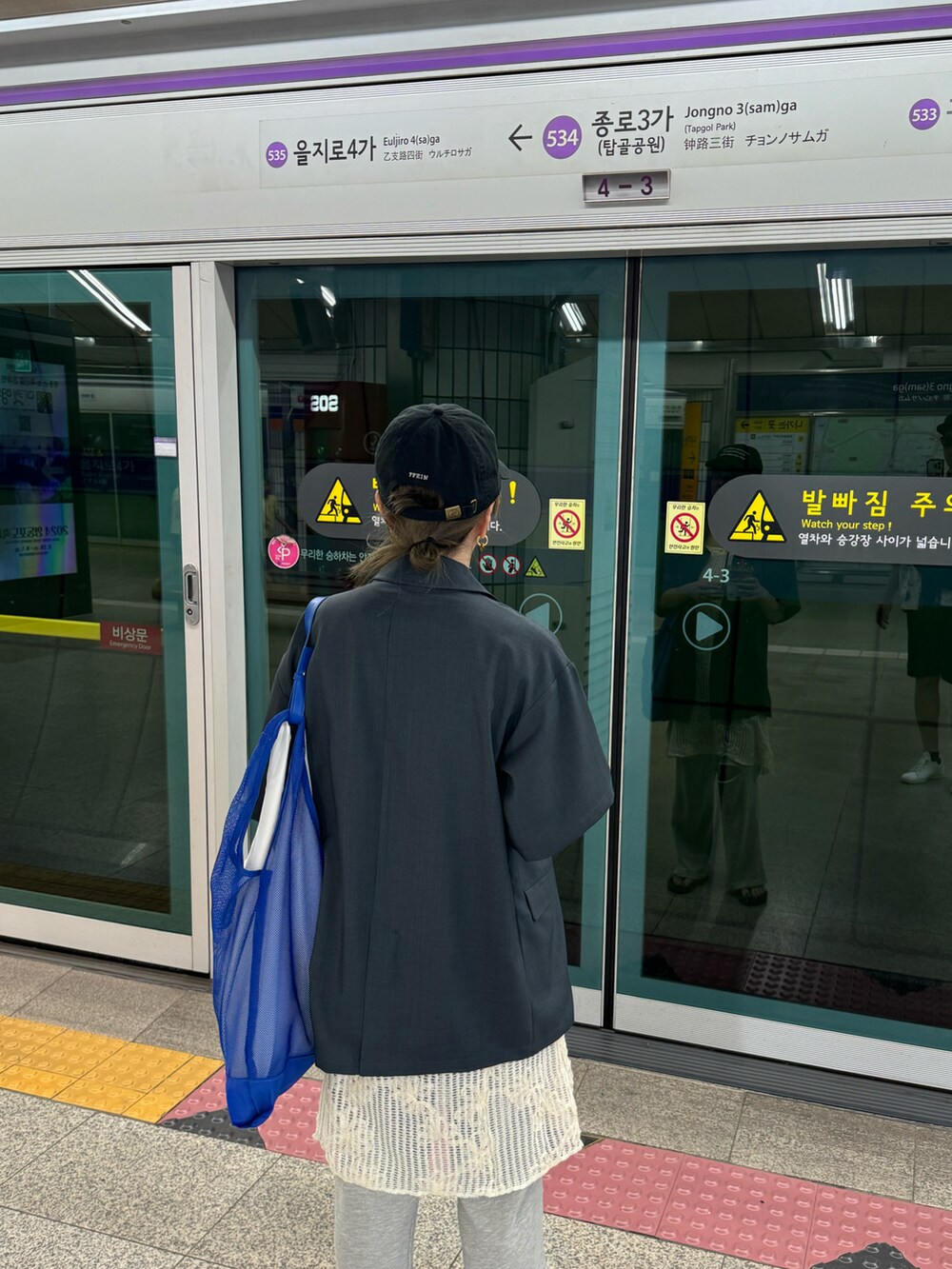 ホワイト系のワンピース、グレー系のスウェットパンツ、ブラック系のサンダルを着用したレディースの夏コーディネートの2枚目の写真