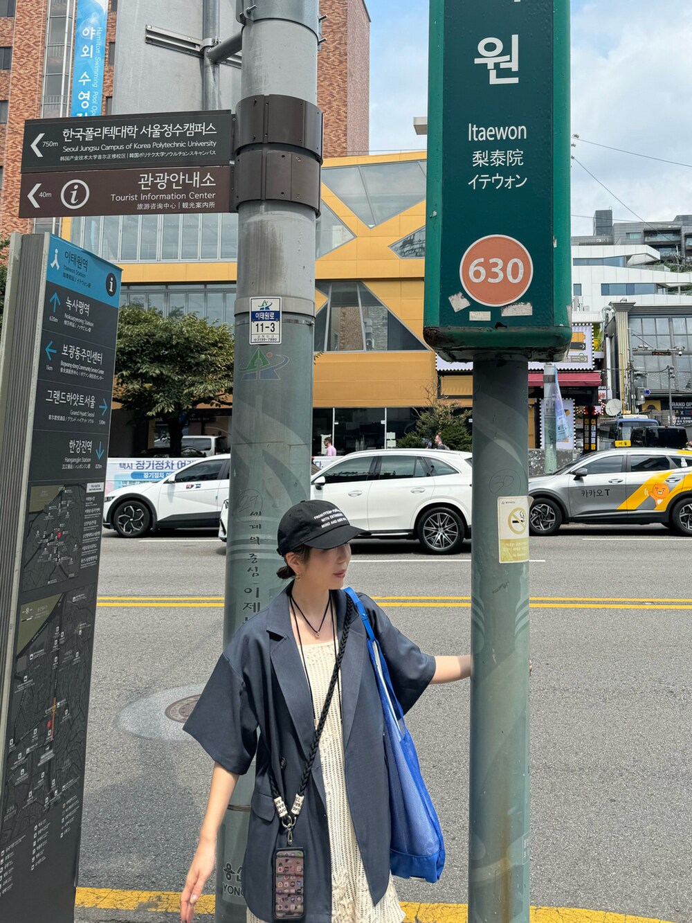 ホワイト系のワンピース、グレー系のスウェットパンツ、ブラック系のサンダルを着用したレディースの夏コーディネートの5枚目の写真