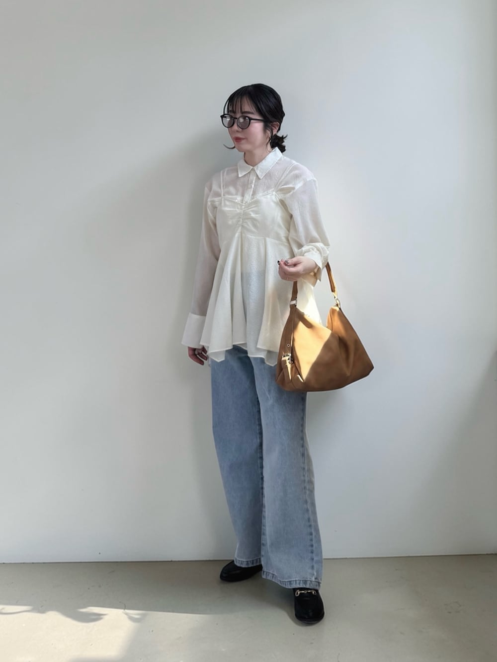 ホワイト系のシャツ/ブラウス、ブルー系のデニムパンツ、イエロー系のショルダーバッグを着用したレディースの春コーディネートの4枚目の写真