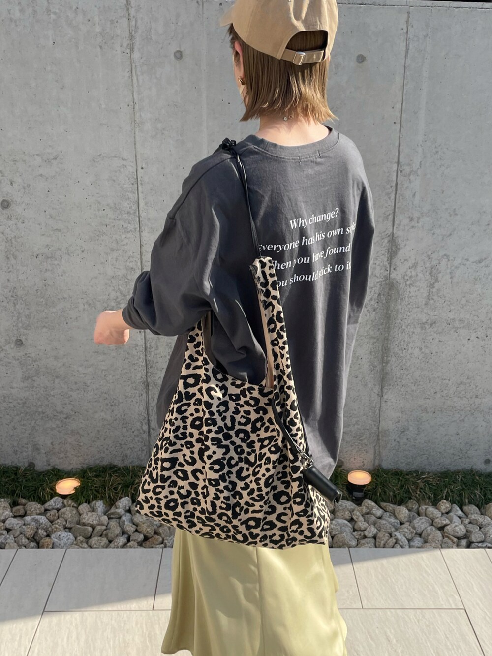 ブラック系のTシャツ/カットソー、イエロー系のスカート、その他のトートバッグを着用したレディースの春コーディネートの3枚目の写真