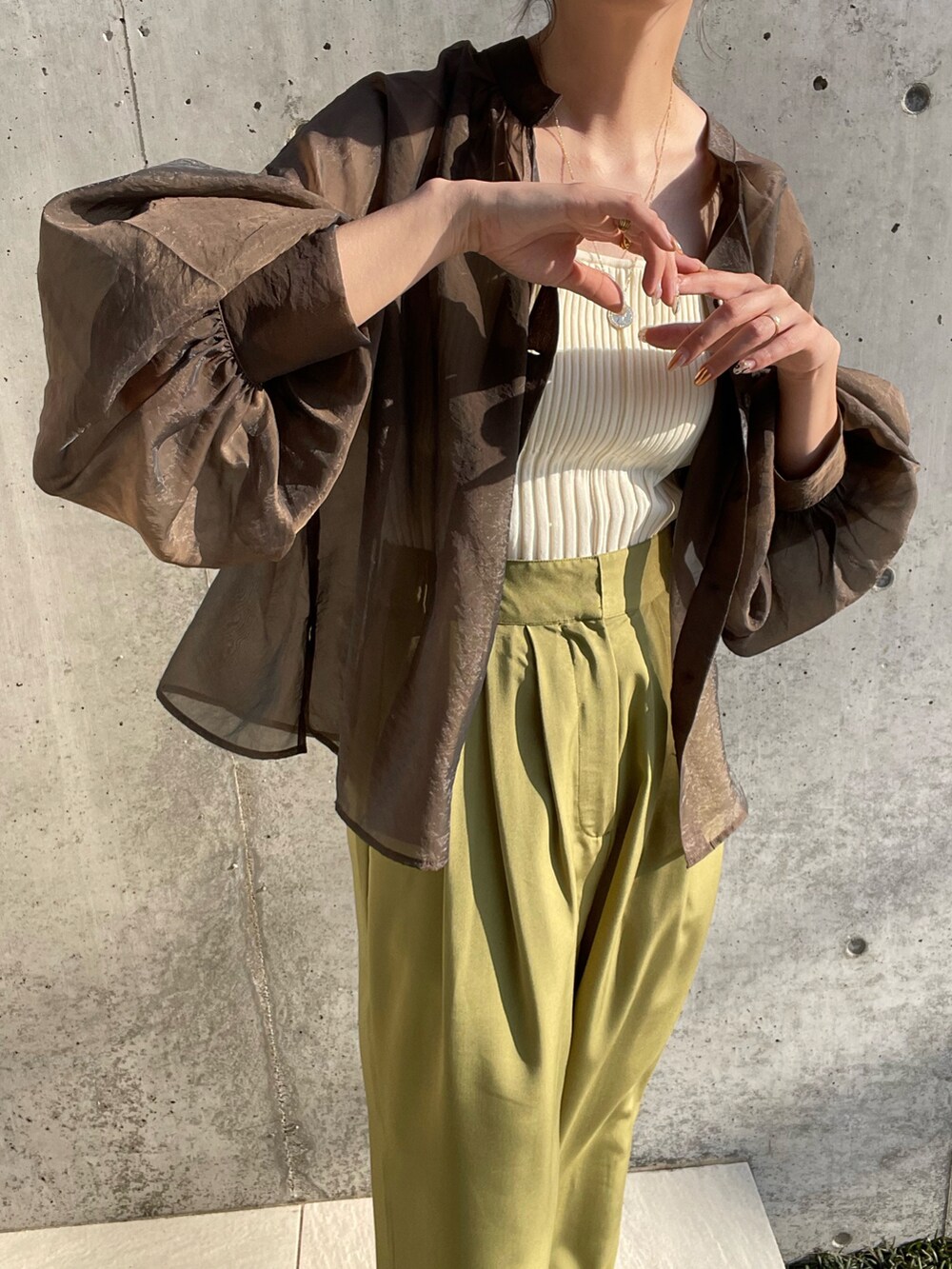 ブラウン系のシャツ/ブラウス、グリーン系のスラックス、ブラウン系のサンダルを着用したレディースの夏コーディネートの4枚目の写真