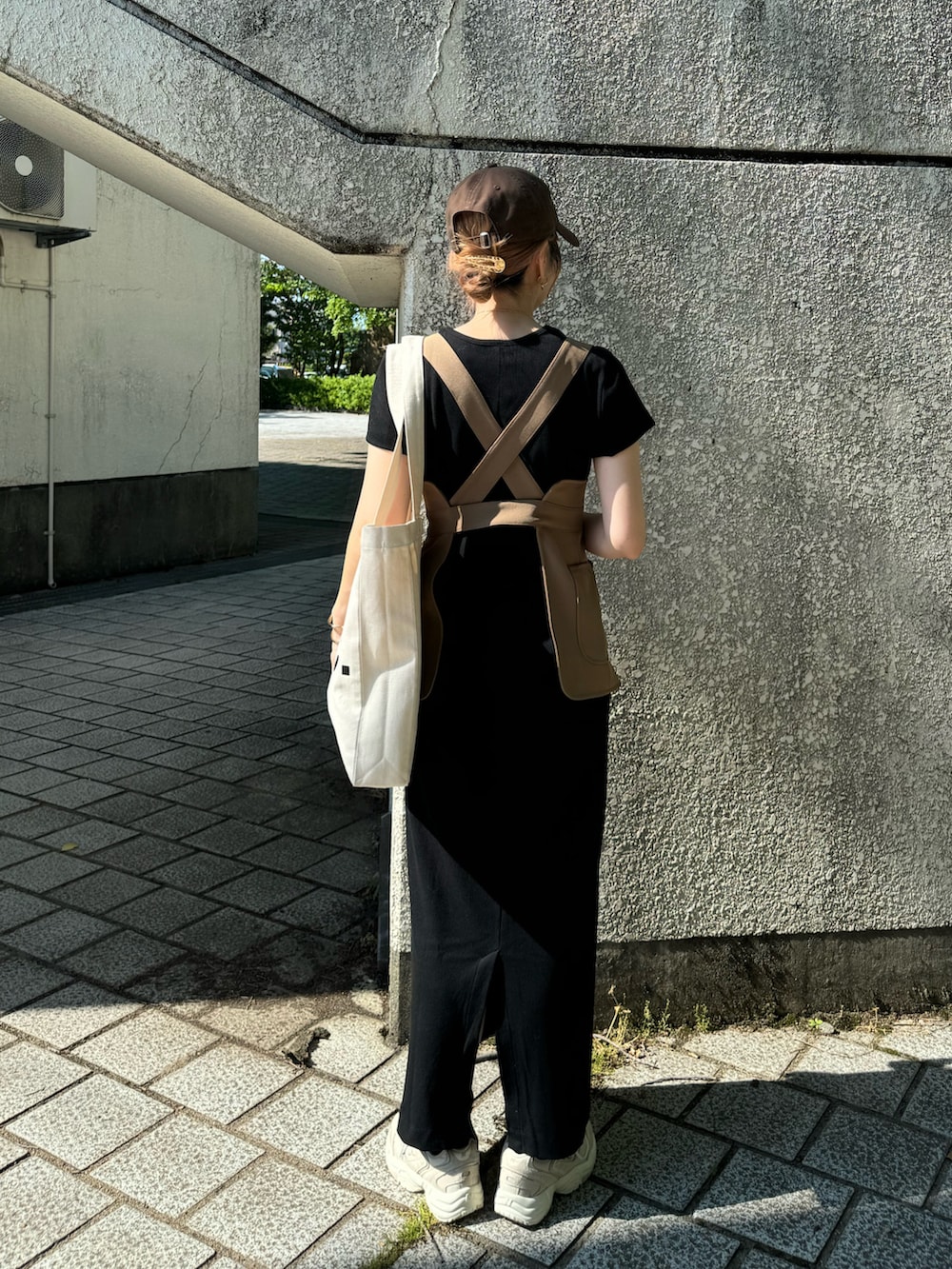 「feepur、夏コーデ、レイヤードスタイル、Tシャツワンピ、ロングワンピース、大人カジュアル、キャップ、スニーカー、ベスト、New Balance、NEW ERA、moitytto、大人コーデ、トートバッグ、A.P.C.」｜「feepurの【TALLサイズあり】カットリブハーフスリーブワンピース（ワンピース、ブラック系）」を使った、MISATO さん（レディース・161cm）の夏コーディネートの5枚目の写真