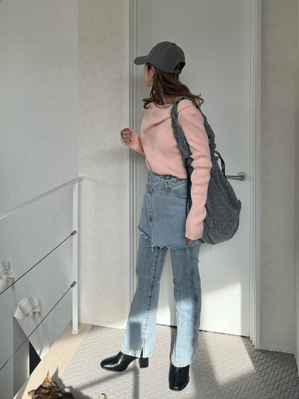 ピンク系のニット/セーター、ブルー系のその他パンツ、ブルー系のスカートを着用したレディースの冬コーディネートの3枚目の写真