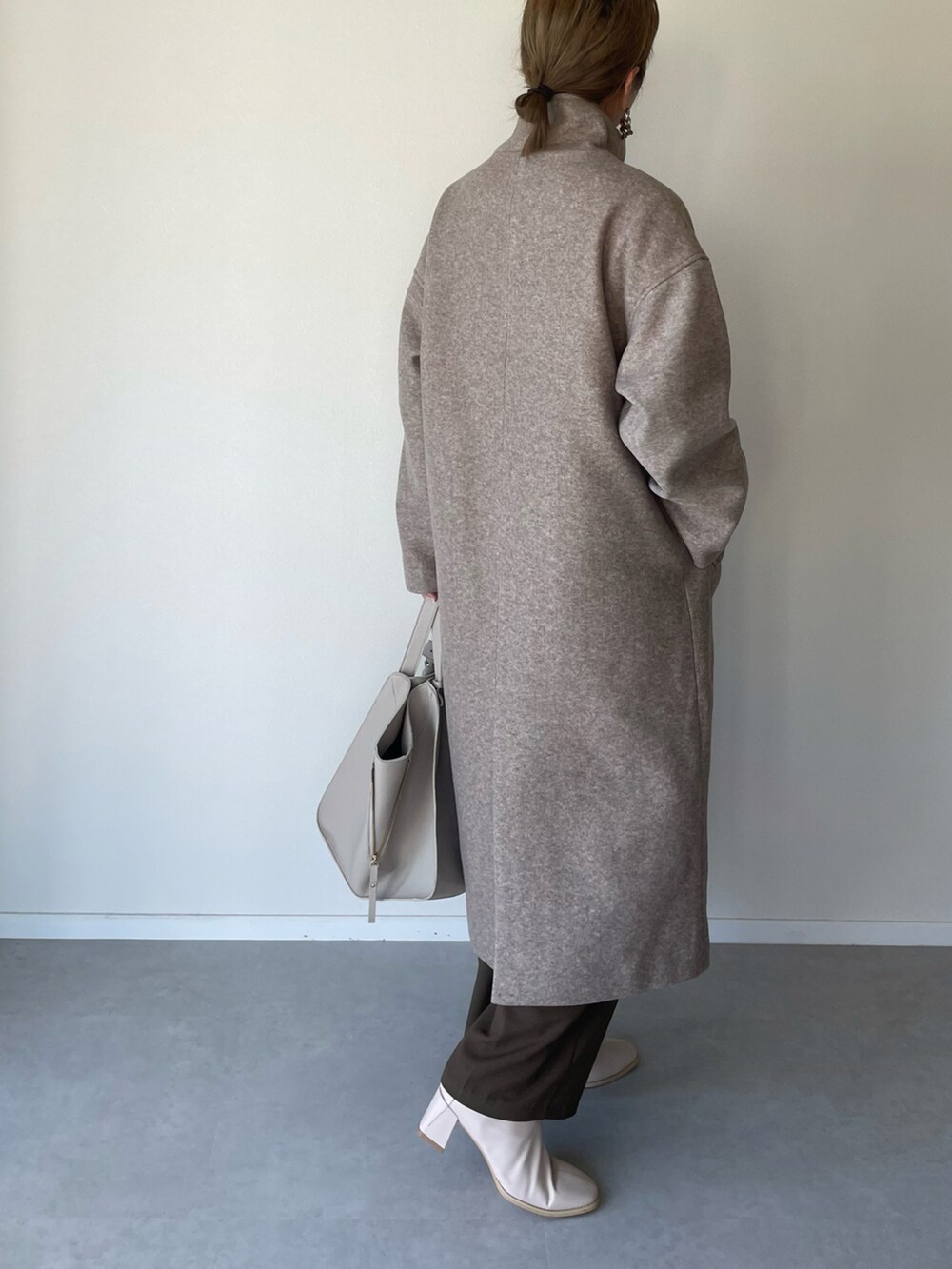 ブラウン系のその他アウター、ベージュ系のショルダーバッグ、ホワイト系のブーツを着用したレディースの秋コーディネートの4枚目の写真