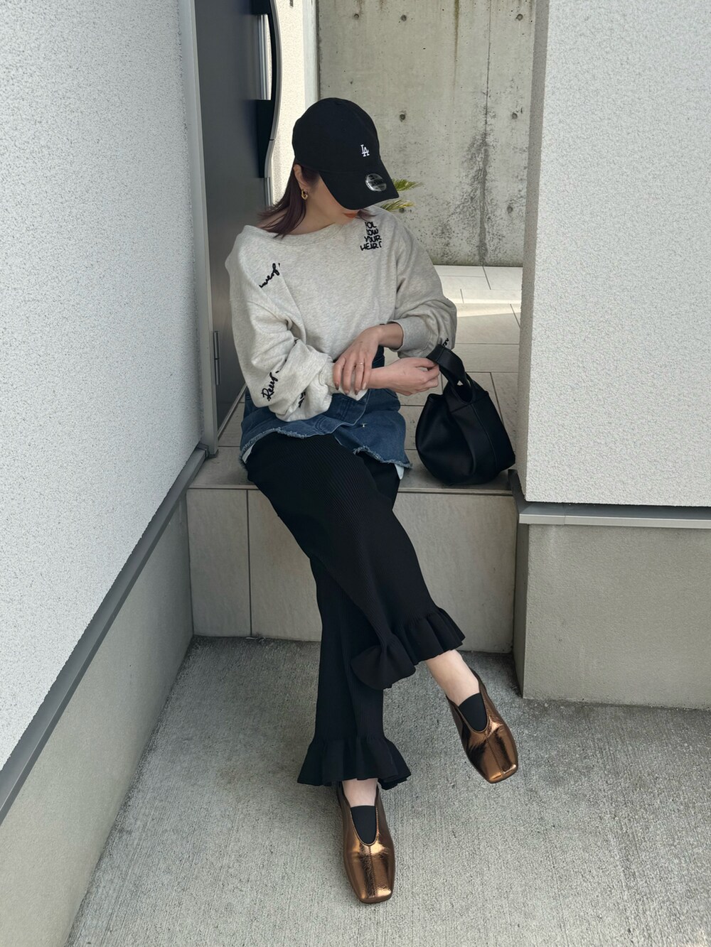 ホワイト系のスウェット、ブラック系のその他パンツ、ゴールド系のパンプスを着用したレディースの春コーディネートの5枚目の写真