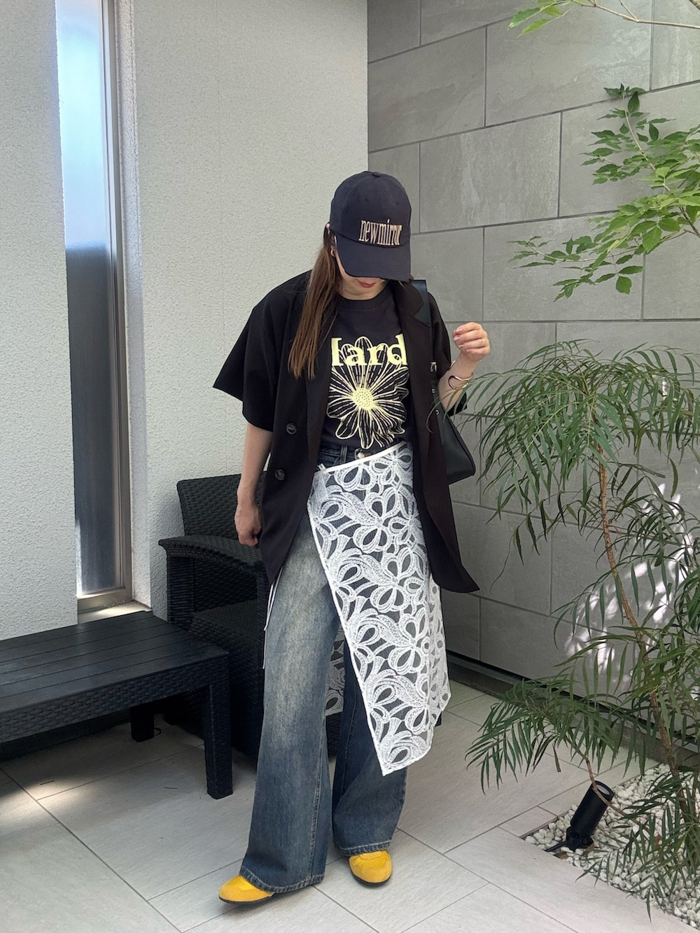 ブラック系のテーラードジャケット、ブルー系のデニムパンツ、ブルー系のTシャツ/カットソーを着用したレディースの秋コーディネートの2枚目の写真