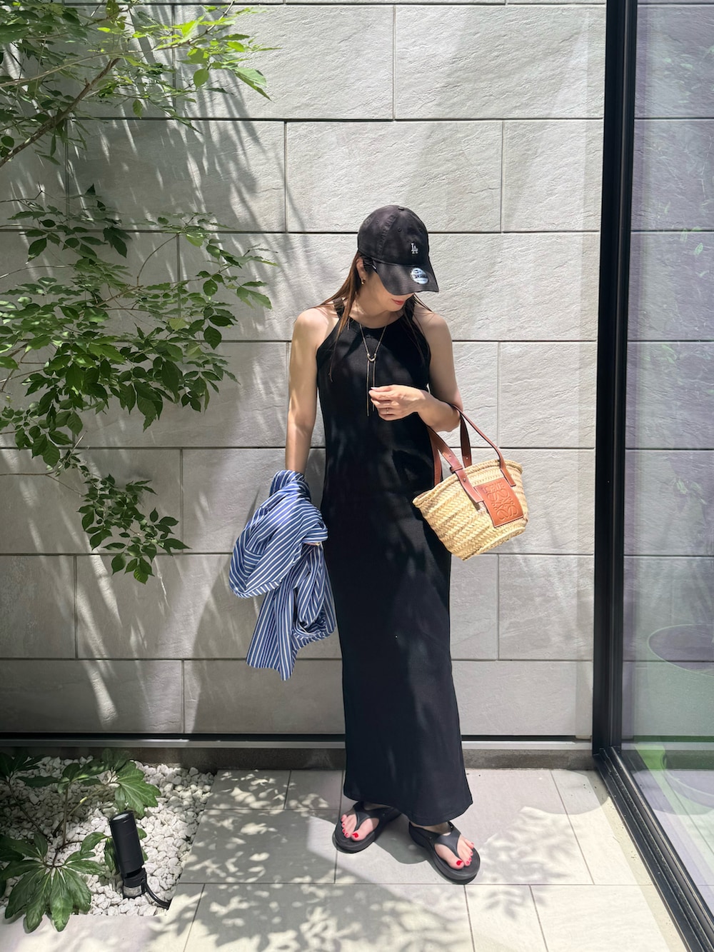 ブルー系のシャツ/ブラウス、ブラック系のワンピース、ブラウン系のトートバッグを着用したレディースの夏コーディネートの4枚目の写真