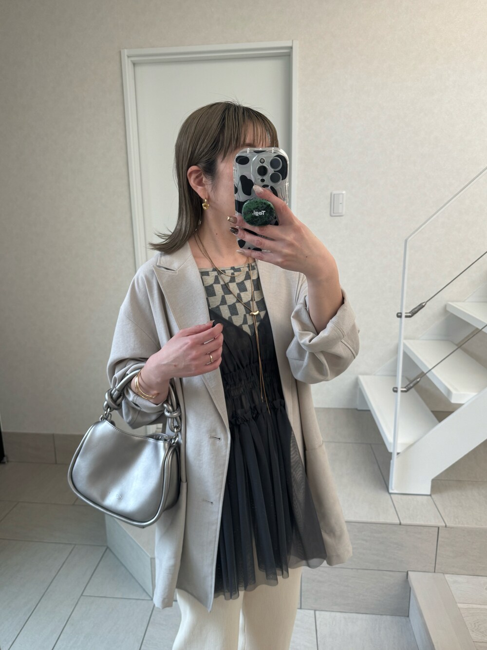 ホワイト系のその他パンツ、シルバー系のショルダーバッグ、グレー系のキャミソールを着用したレディースの春コーディネートの4枚目の写真