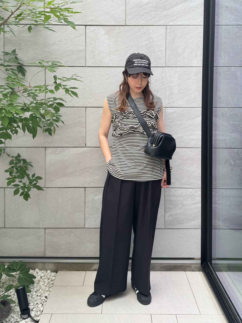 ブラック系のTシャツ/カットソー、ブラック系のスニーカー、ブラック系のその他パンツを着用したレディースの夏コーディネートの3枚目の写真