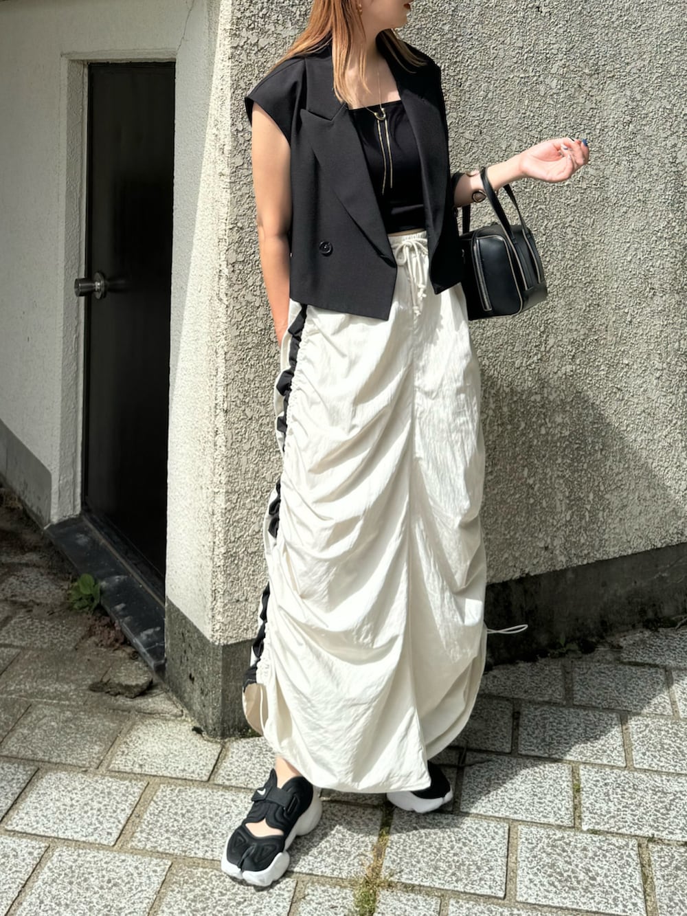 「ラインスカート、スポーツミックス、夏コーデ、大人カジュアル、モノトーンコーデ、y/m×misato、capricieuxlemage、NIKE、アクアリフト、キャップ、ドロストスカート、サイドライン、テーラードベスト、着回しコーデ、ナイロンスカート」｜「CAPRICIEUX LE'MAGEのテーラードベスト（ベスト、ブラック系）」を使った、MISATO さん（レディース・161cm）の夏コーディネートの3枚目の写真