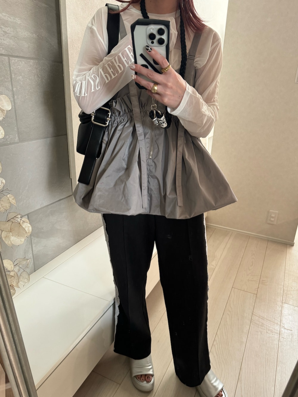 グレー系のその他トップス、ホワイト系のTシャツ/カットソー、ブラック系のその他パンツを着用したレディースの春コーディネートの2枚目の写真