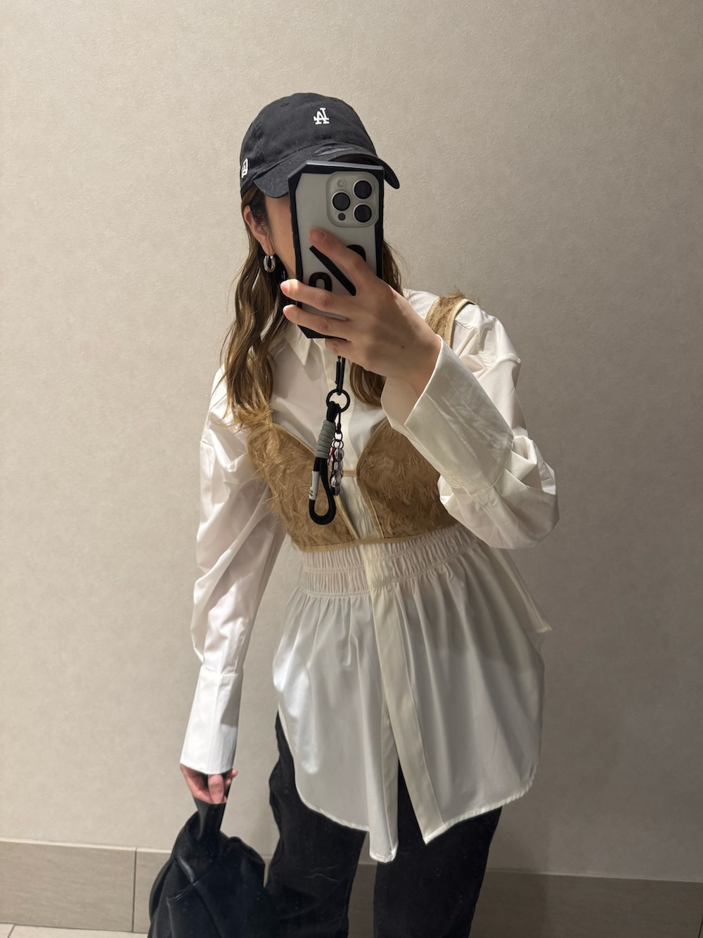 ホワイト系のシャツ/ブラウス、シルバー系のパンプス、ブラック系のデニムパンツを着用したレディースの春コーディネートの3枚目の写真