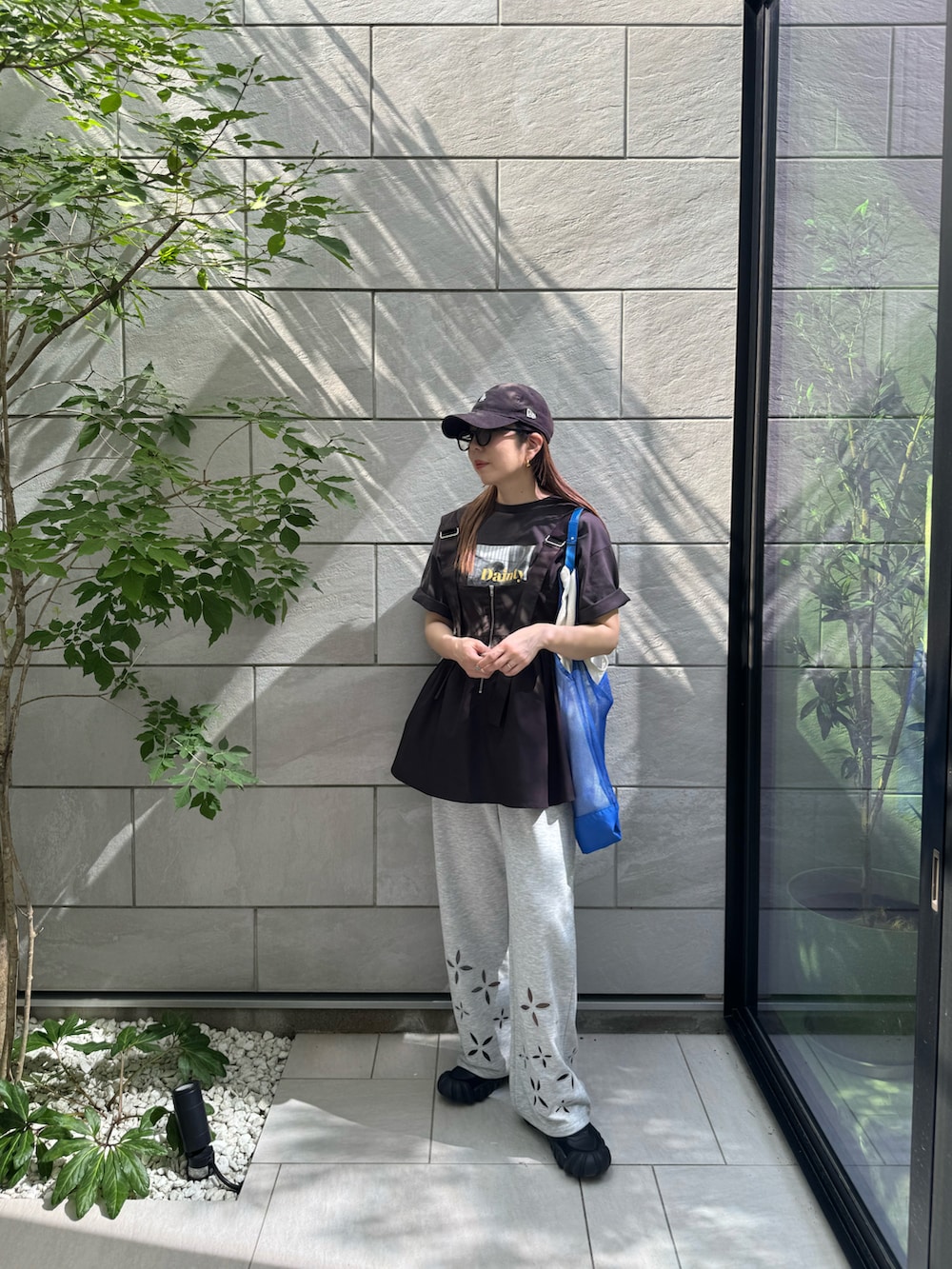 グレー系のTシャツ/カットソー、ブラック系のその他トップス、グレー系のスウェットパンツを着用したレディースの夏コーディネートの2枚目の写真