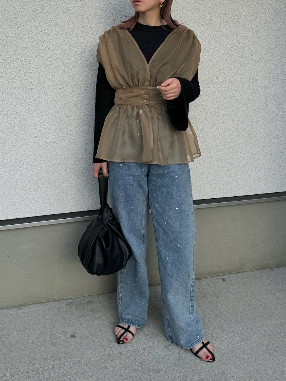 ブラック系のTシャツ/カットソー、ベージュ系のTシャツ/カットソー、ブラック系のサンダルを着用したレディースの春コーディネートの3枚目の写真