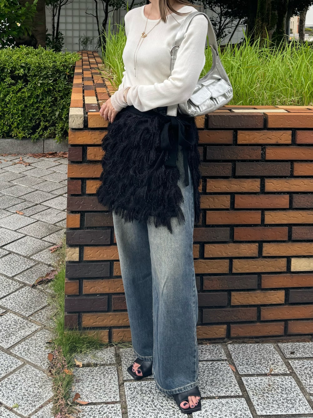 ブラック系のスカート、ブルー系のデニムパンツ、ホワイト系のTシャツ/カットソーを着用したレディースの夏コーディネートの2枚目の写真