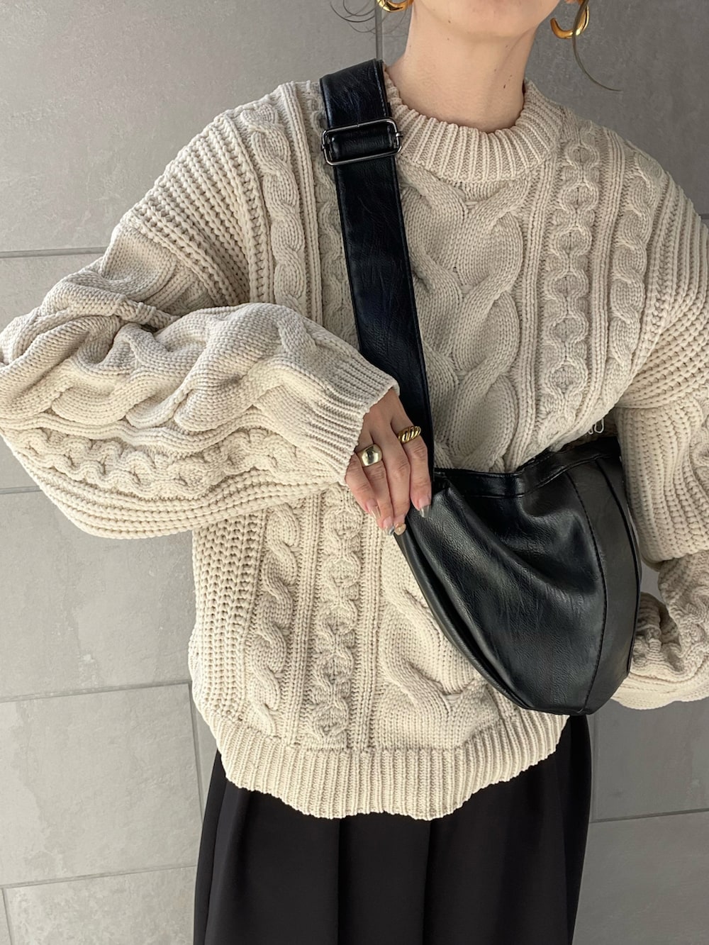 ホワイト系のニット/セーター、ブラック系のブーツ、ブラック系のその他パンツを着用したレディースの秋コーディネートの5枚目の写真