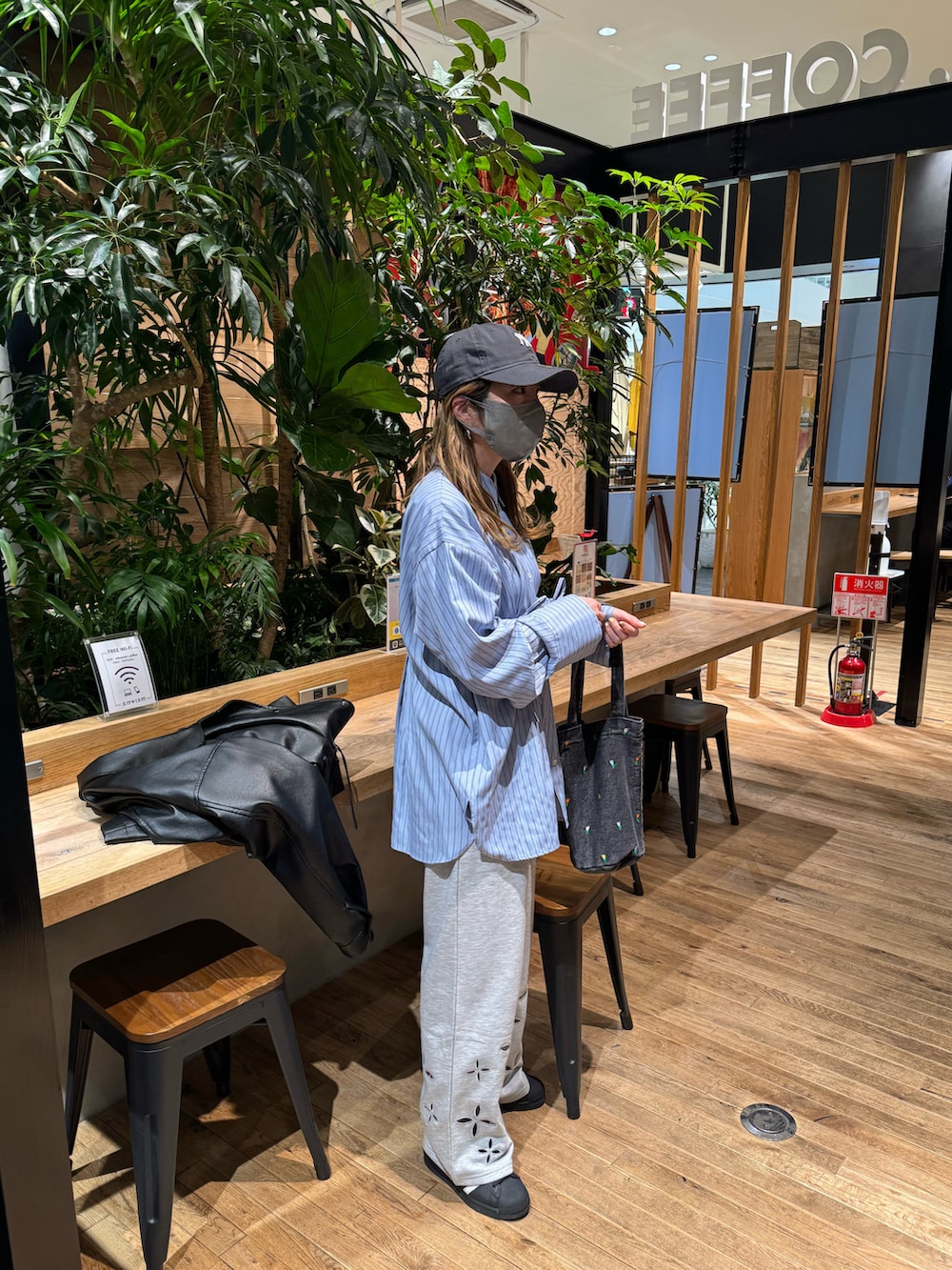 ブルー系のシャツ/ブラウス、グレー系のスウェットパンツ、ブラック系のスニーカーを着用したレディースの春コーディネートの3枚目の写真