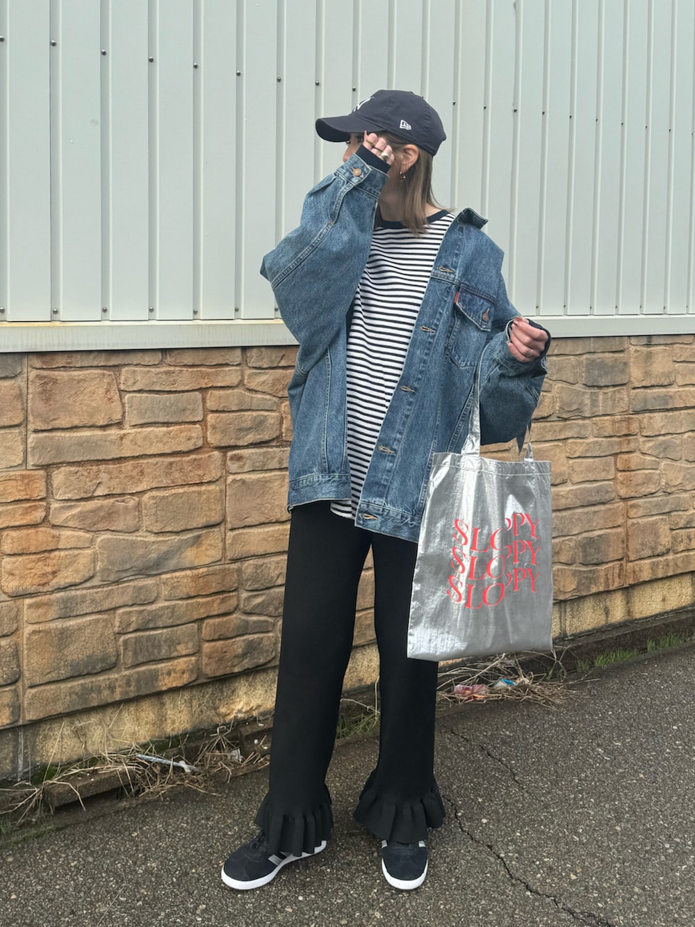 ブラック系のその他パンツ、ブルー系のデニムジャケット、シルバー系のトートバッグを着用したレディースの冬コーディネートの3枚目の写真