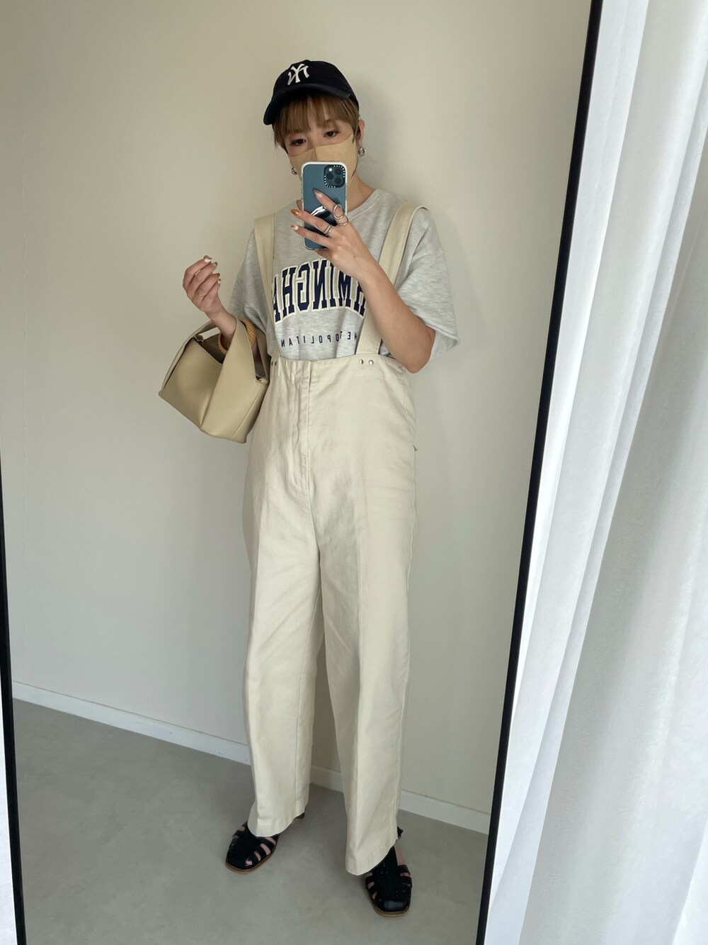 ホワイト系のサロペット/オーバーオール、ベージュ系のショルダーバッグ、ベージュ系のスウェットを着用したレディースの夏コーディネートの2枚目の写真