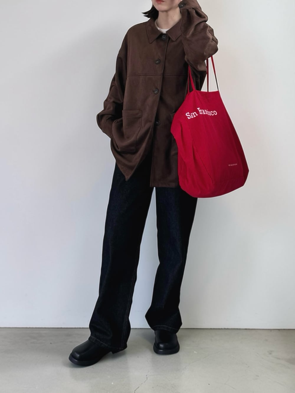 ブラウン系のその他アウター、ブラック系のデニムパンツ、ブラック系のその他シューズを着用したレディースの春コーディネートの2枚目の写真