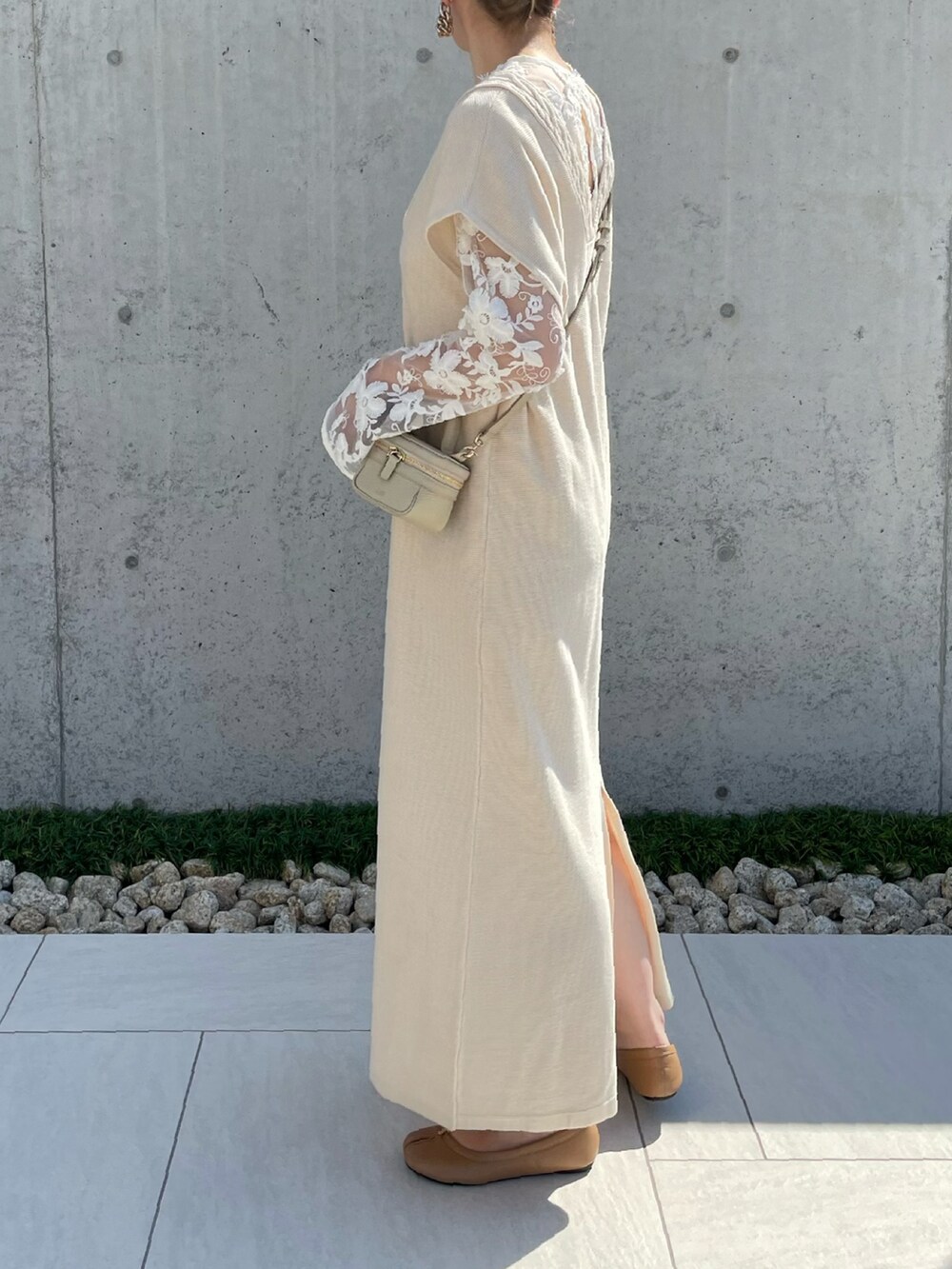 ホワイト系のワンピース、ホワイト系のシャツ/ブラウス、ベージュ系のパンプスを着用したレディースの秋コーディネートの3枚目の写真