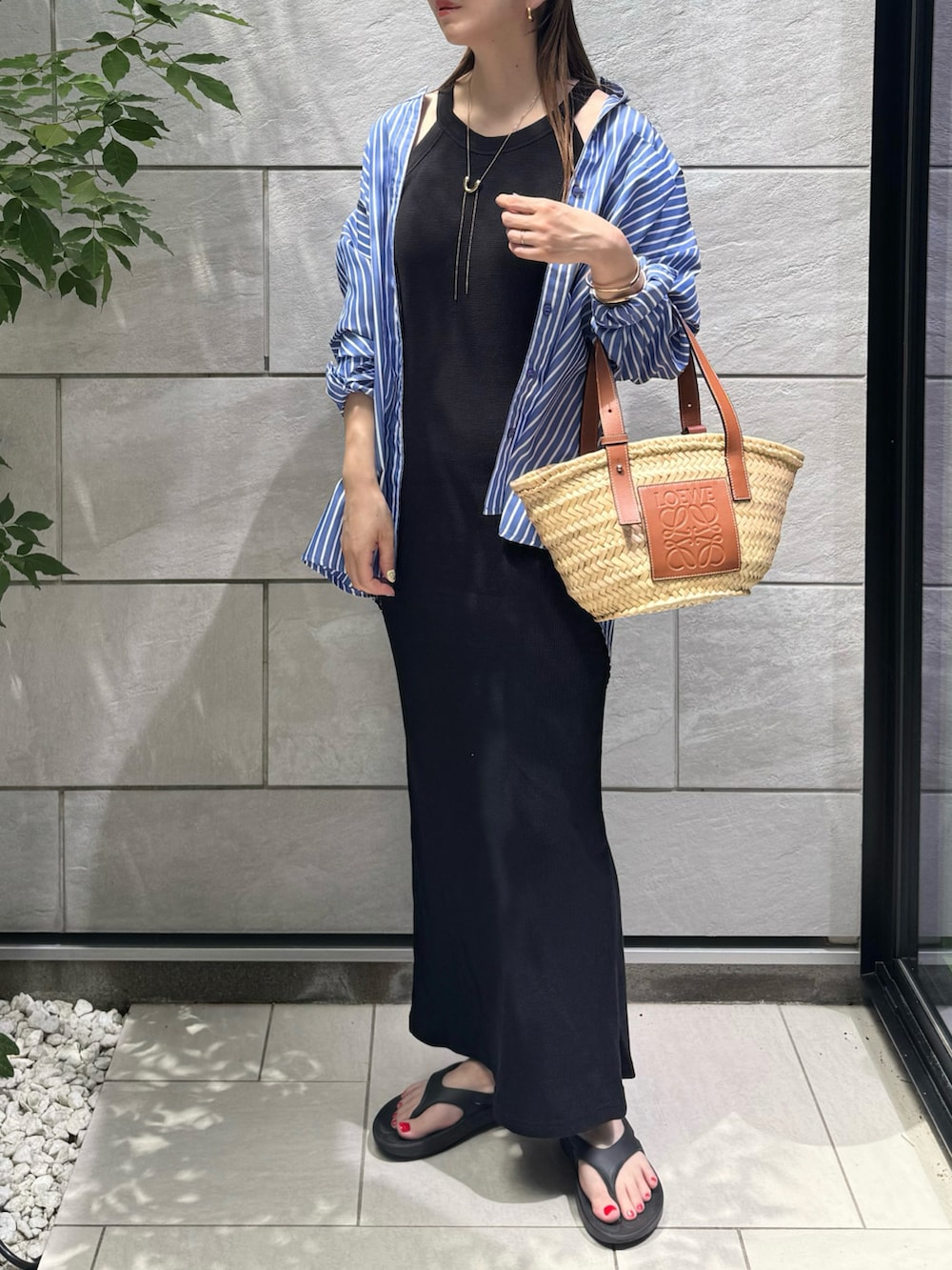 ブルー系のシャツ/ブラウス、ブラック系のワンピース、ブラウン系のトートバッグを着用したレディースの夏コーディネートの3枚目の写真
