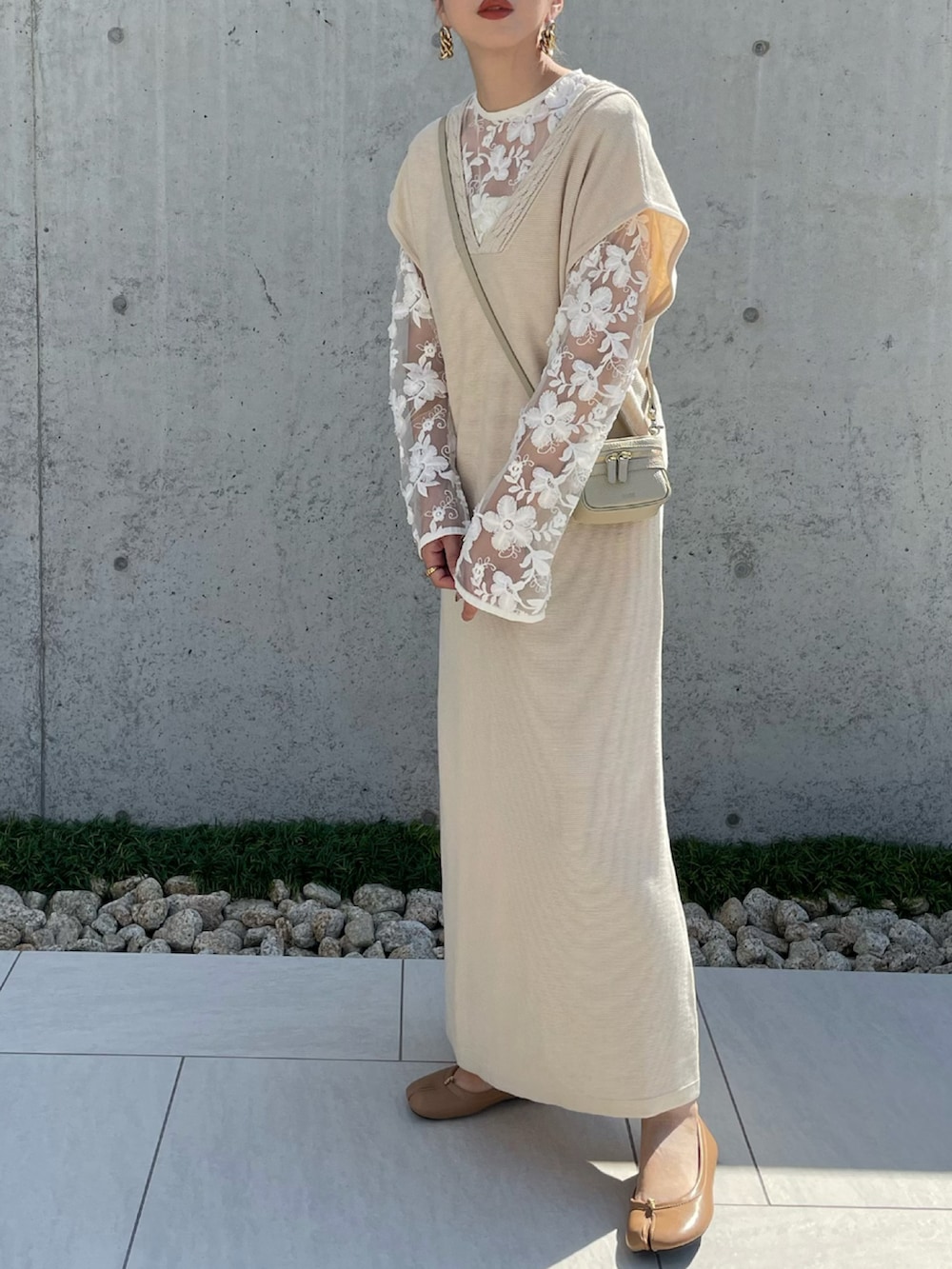 ホワイト系のワンピース、ホワイト系のシャツ/ブラウス、ベージュ系のパンプスを着用したレディースの秋コーディネートの2枚目の写真