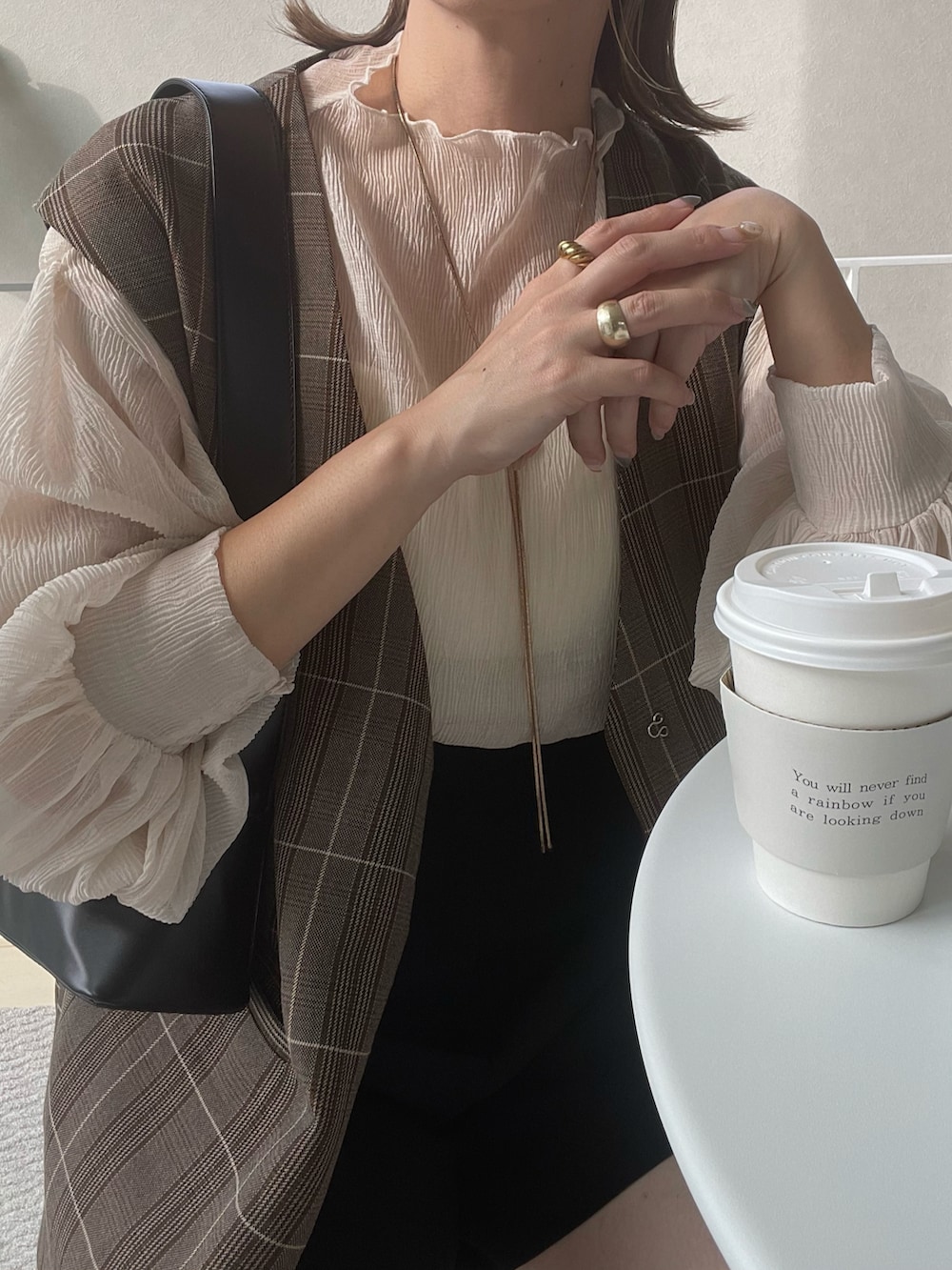 ホワイト系のシャツ/ブラウス、その他のベスト、ブラック系のその他パンツを着用したレディースの秋コーディネートの4枚目の写真