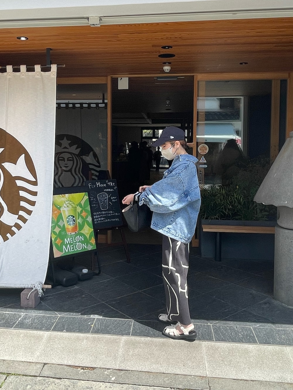 ホワイト系のTシャツ/カットソー、グレー系のスカート、ホワイト系のサンダルを着用したレディースの春コーディネートの4枚目の写真