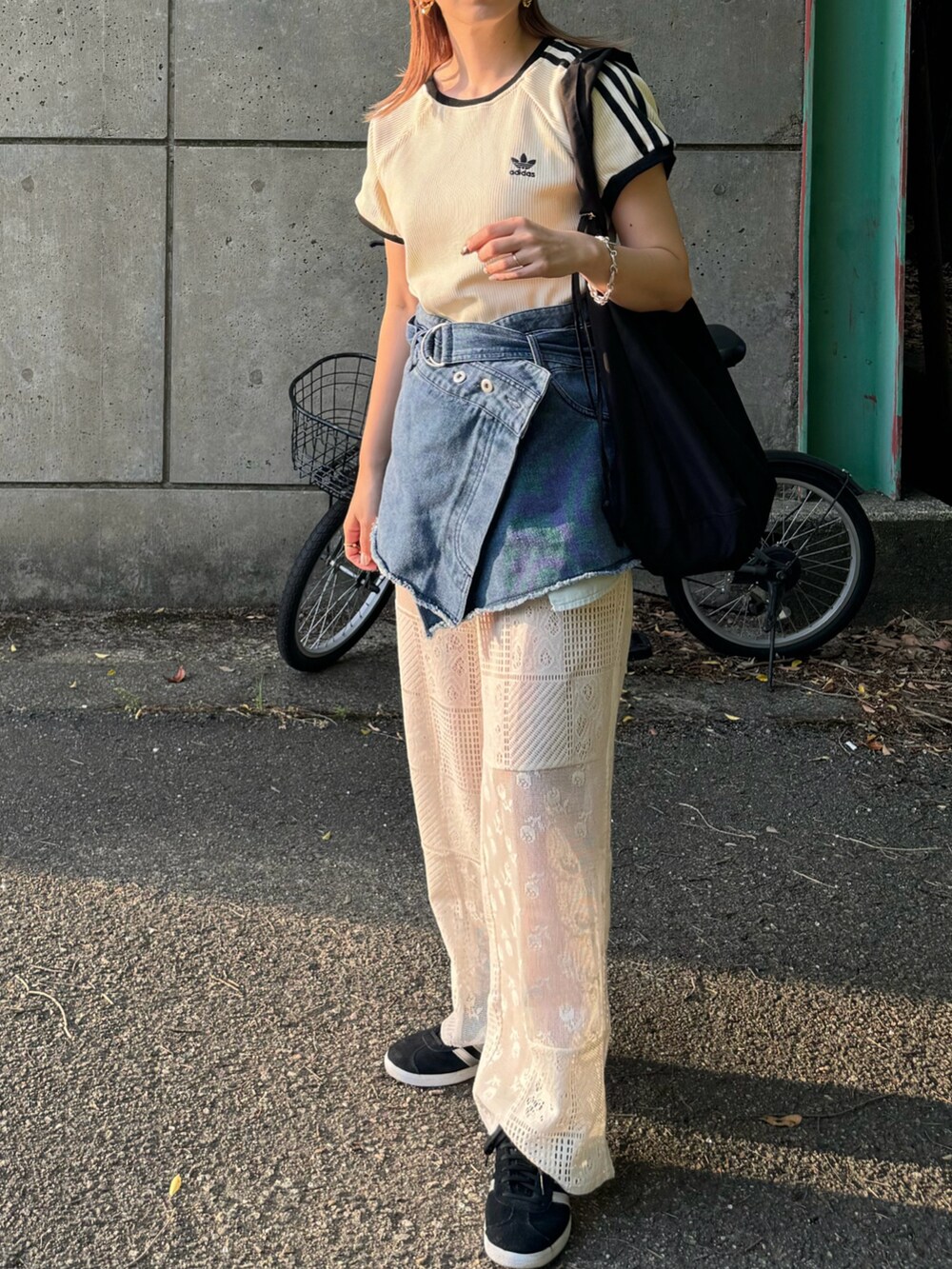 ホワイト系のTシャツ/カットソー、ブラック系のスニーカー、ブラック系のショルダーバッグを着用したレディースの夏コーディネートの4枚目の写真