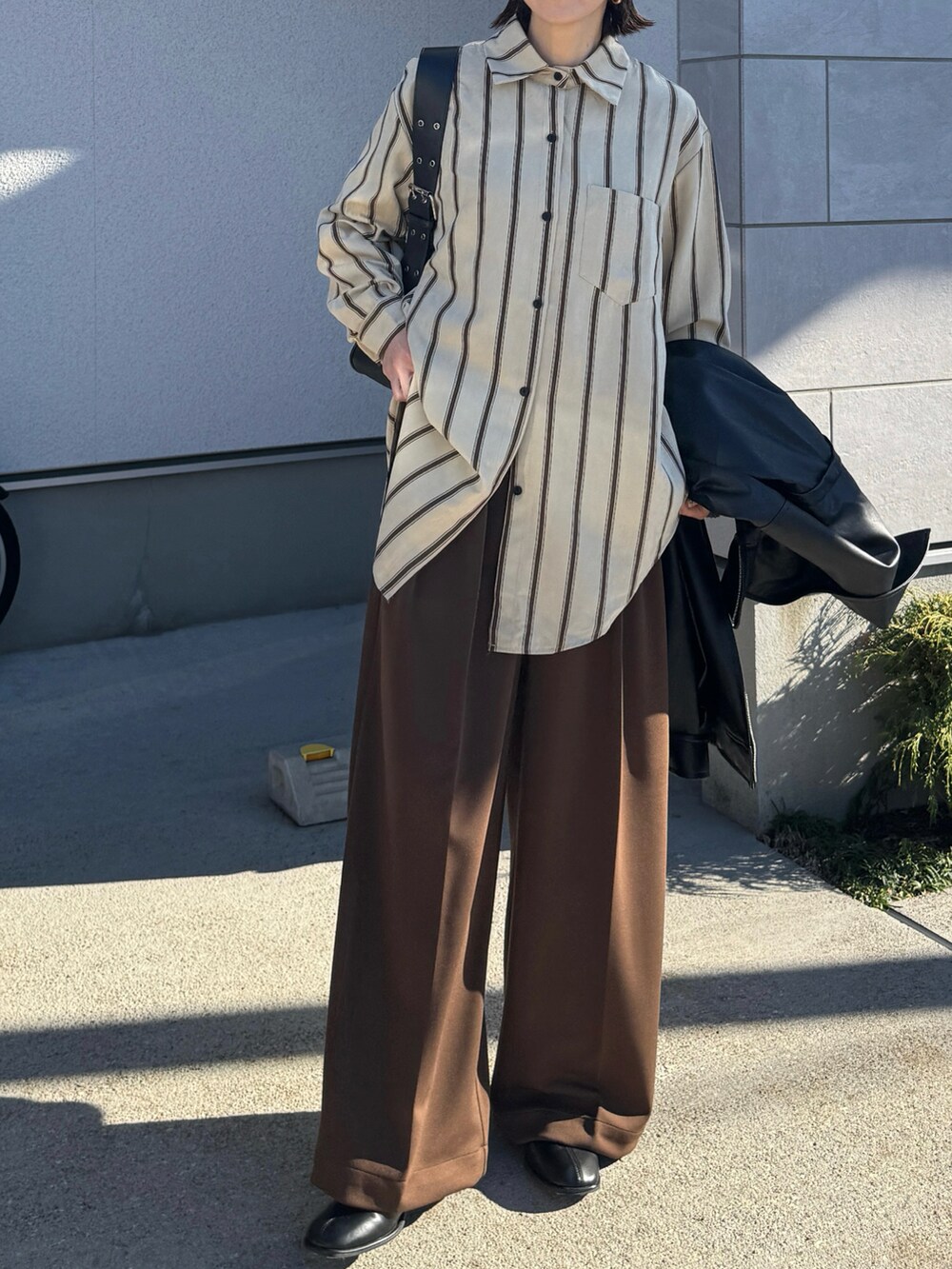 ホワイト系のシャツ/ブラウス、ブラック系のハンドバッグ、ブラウン系のキャップを着用したレディースの冬コーディネートの4枚目の写真