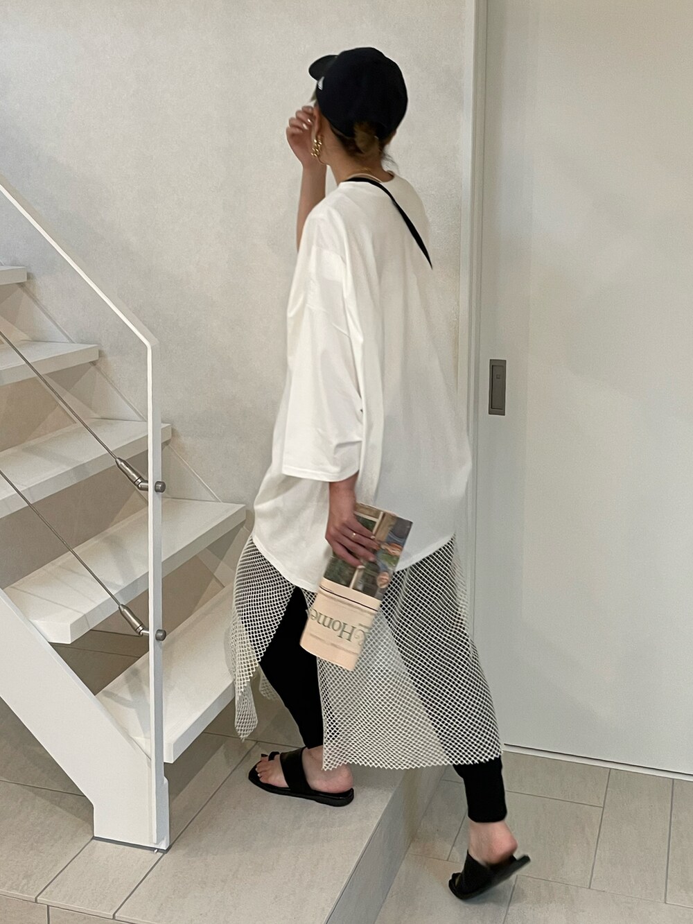 ホワイト系のTシャツ/カットソー、ホワイト系のベスト、ブラック系のその他パンツを着用したレディースの夏コーディネートの3枚目の写真