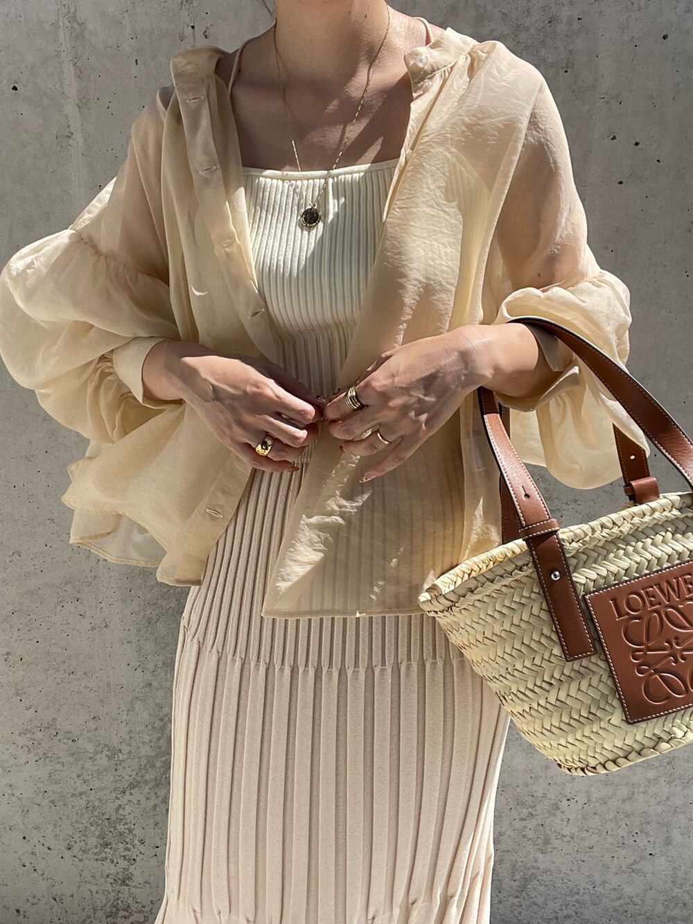 ホワイト系のシャツ/ブラウス、ホワイト系のスカート、ブラウン系のトートバッグを着用したレディースの夏コーディネートの3枚目の写真