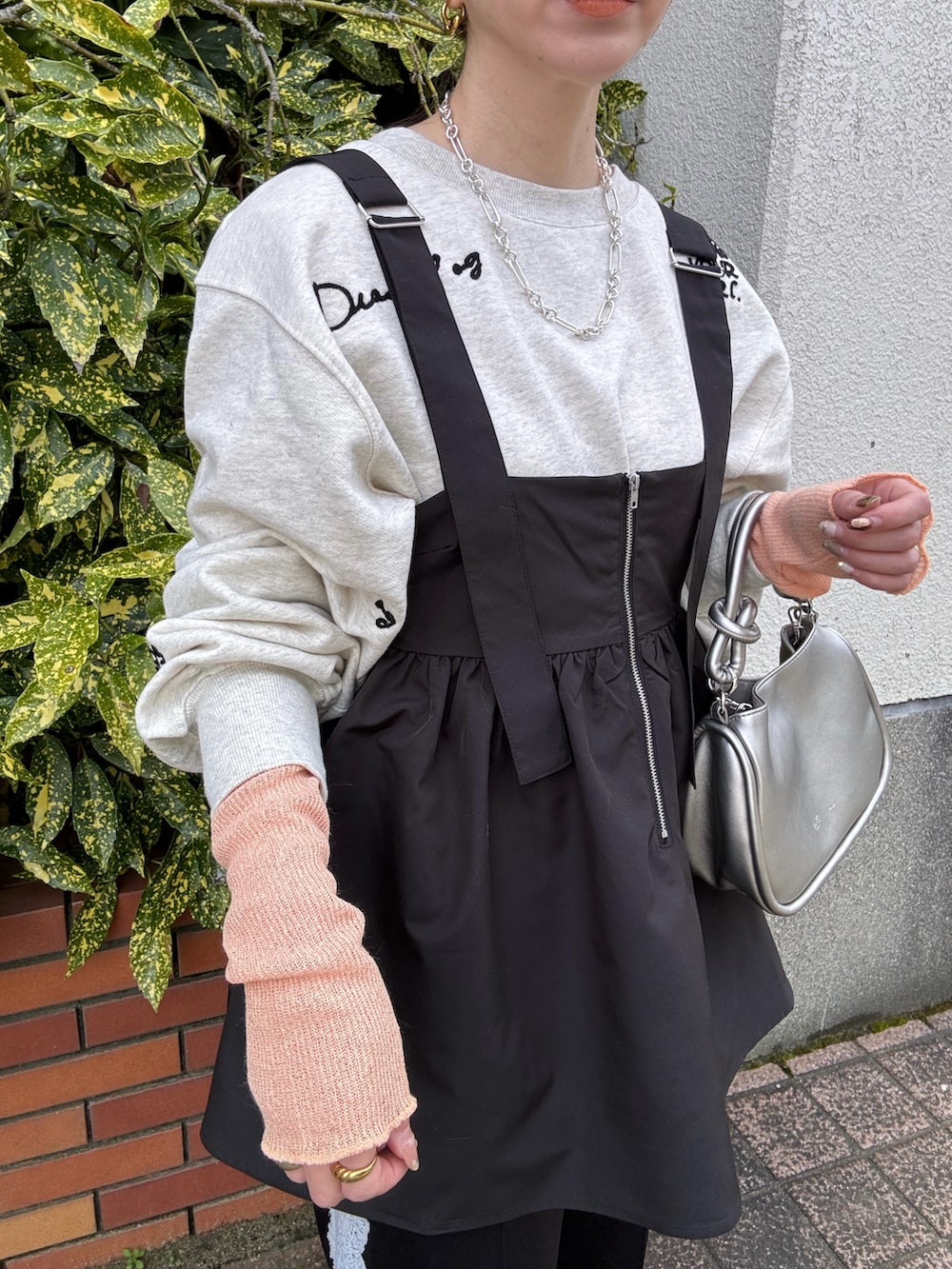 ブラック系のその他トップス、ホワイト系のスウェット、シルバー系のショルダーバッグを着用したレディースの春コーディネートの5枚目の写真