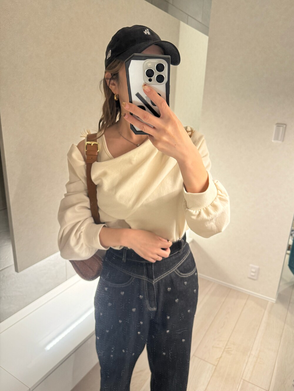 「オフショル、大人カジュアル、着回しコーデ、キャップ、ブーツスタイル、willfully、capricieuxlemage、秋冬コーデ、大人女子、シンプルコーデ、スタッズデニム、デニム、ロールアップデニム」｜「WILLFULLYのheart rivet & embroidery denim PT（デニムパンツ、ブラック系）」を使った、MISATO さん（レディース・161cm）の冬コーディネートの2枚目の写真