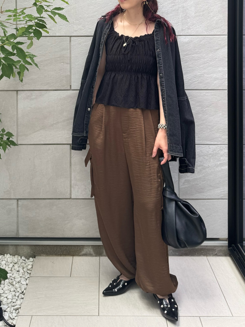 ブラウン系のその他パンツ、ブラック系のハンドバッグ、ブラック系のパンプスを着用したレディースの秋コーディネートの2枚目の写真