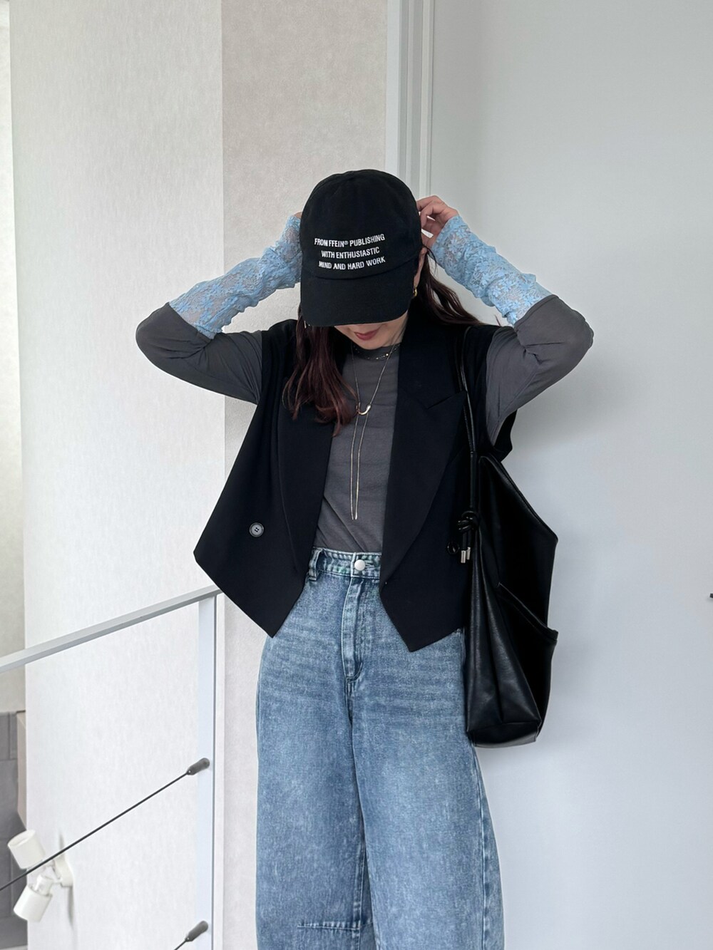 グレー系のTシャツ/カットソー、ブラック系のショルダーバッグ、ブラック系のサンダルを着用したレディースの春コーディネートの3枚目の写真